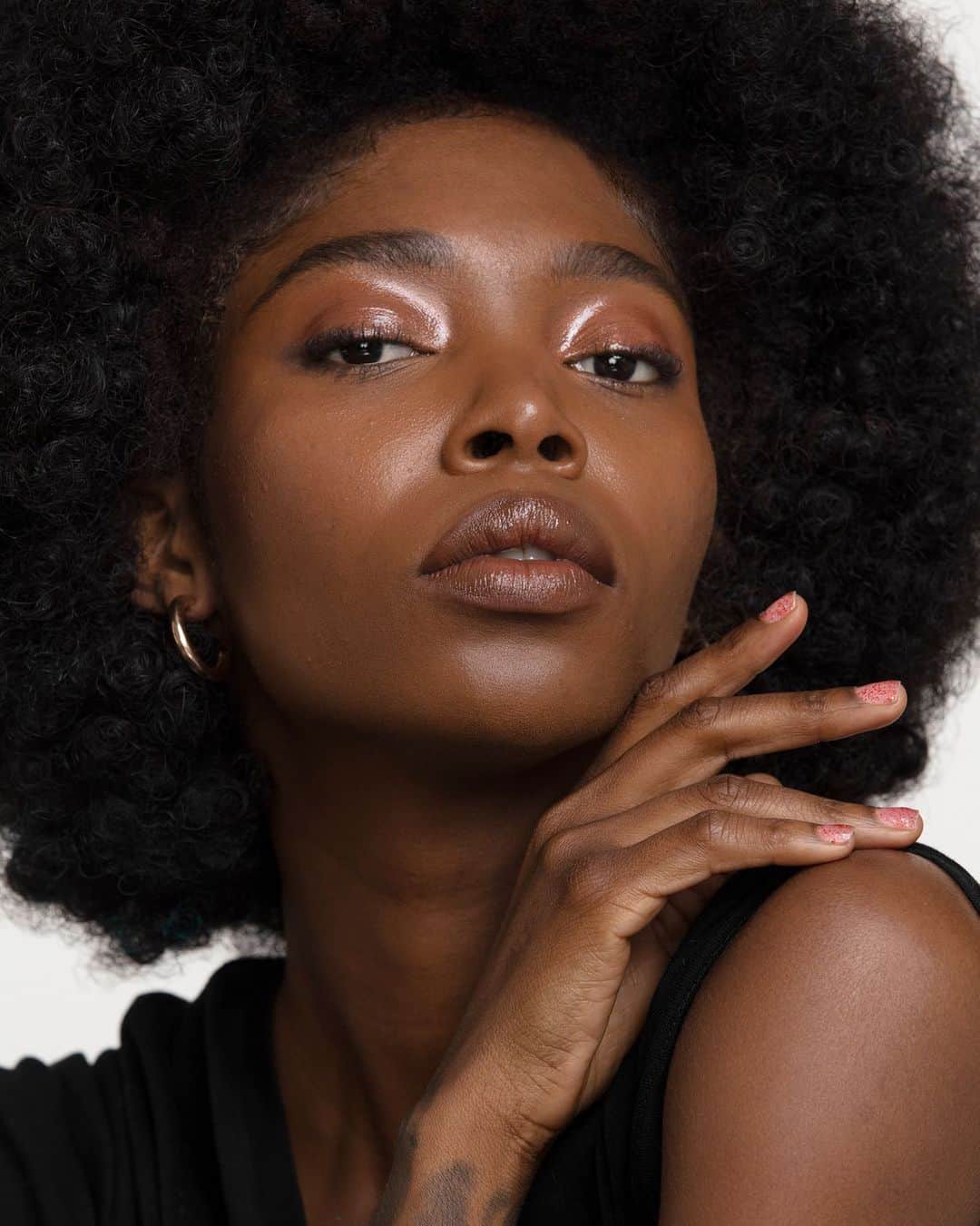 Smashboxのインスタグラム：「A tinted moisturizer that comfortably lasts all day? We didn't believe it at first either. NEW HALO HEALTHY GLOW TINTED MOISTURIZER – you haven't tried a tinted moisturizer like this before.👀」