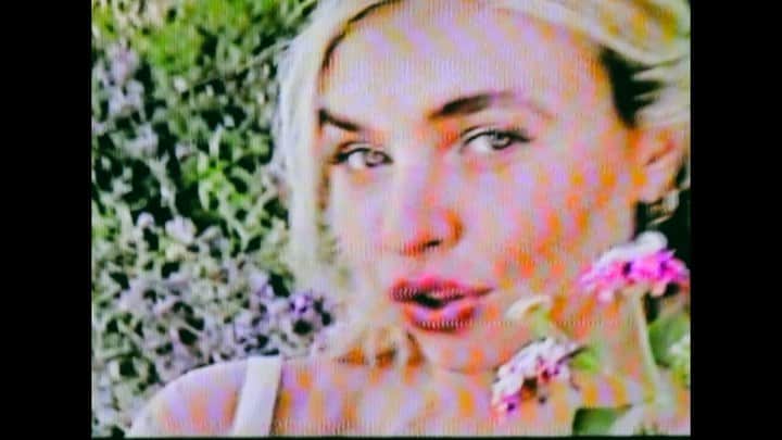 マティー・ノイズのインスタグラム：「have u listened to wrong yet 🥺 what’s your fav lyric and why? big thanks to everyone who was a part of making this song @itslostboy @thealliecrystal @omgkellz 💕 sometimes breakups can ruin your life for a minute but eventually it gets better and this song is all about seeing the bright side if u can xoxoxo 🍒」