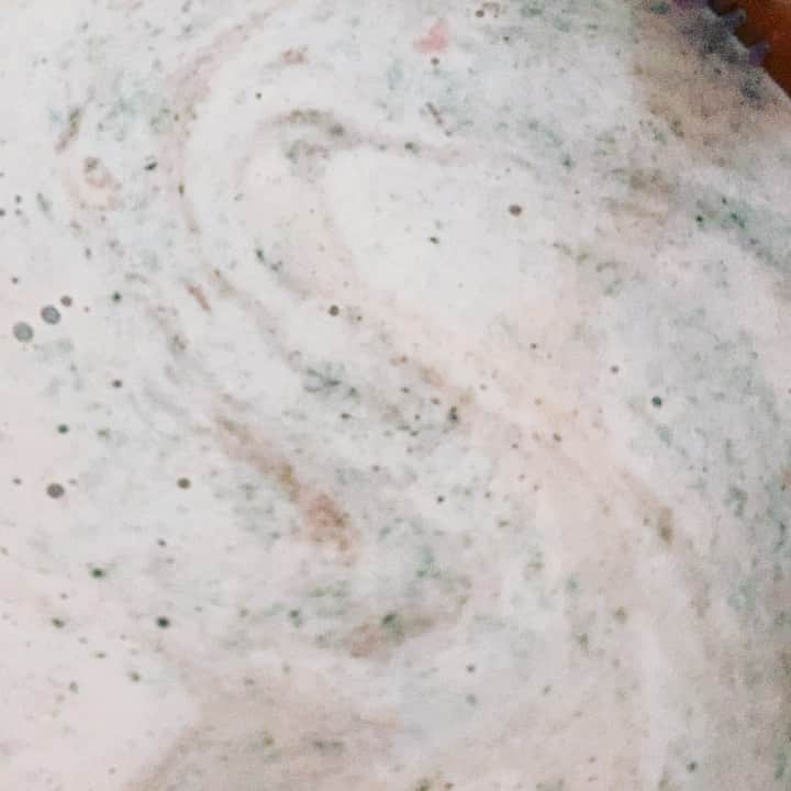 ケリスのインスタグラム：「Are you ready for next weeks GOLD MINE BOX !!!!!!! Guava lime hibiscus vinaigrette!!!! Get your summer salad game up!!!!! Delicious @bountyandfull it’s a lifestyle #tropical #fresh #fruit #salad #saladrecipe #cheflife #luxurylifestyle #farmfresh #farmfresh bountyandfull.com」