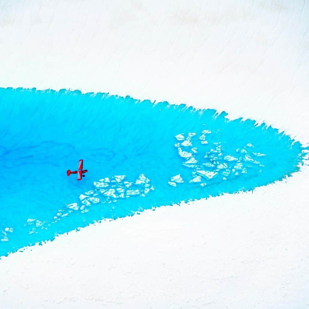 クリス・バーカードのインスタグラム：「Glacial melt ponds are formed during the spring & summer months along sea ice or ice sheets where the surface is flat. They appear like a swimming pool amongst the blinding white of the ice. Often sapphire in color, these melt ponds are truly a rarity as they can sometimes last only a short period of time and finding them can be a particularly fun challenge.  .  Shot on the new @sonyalpha SIII @ultimathulelodge」