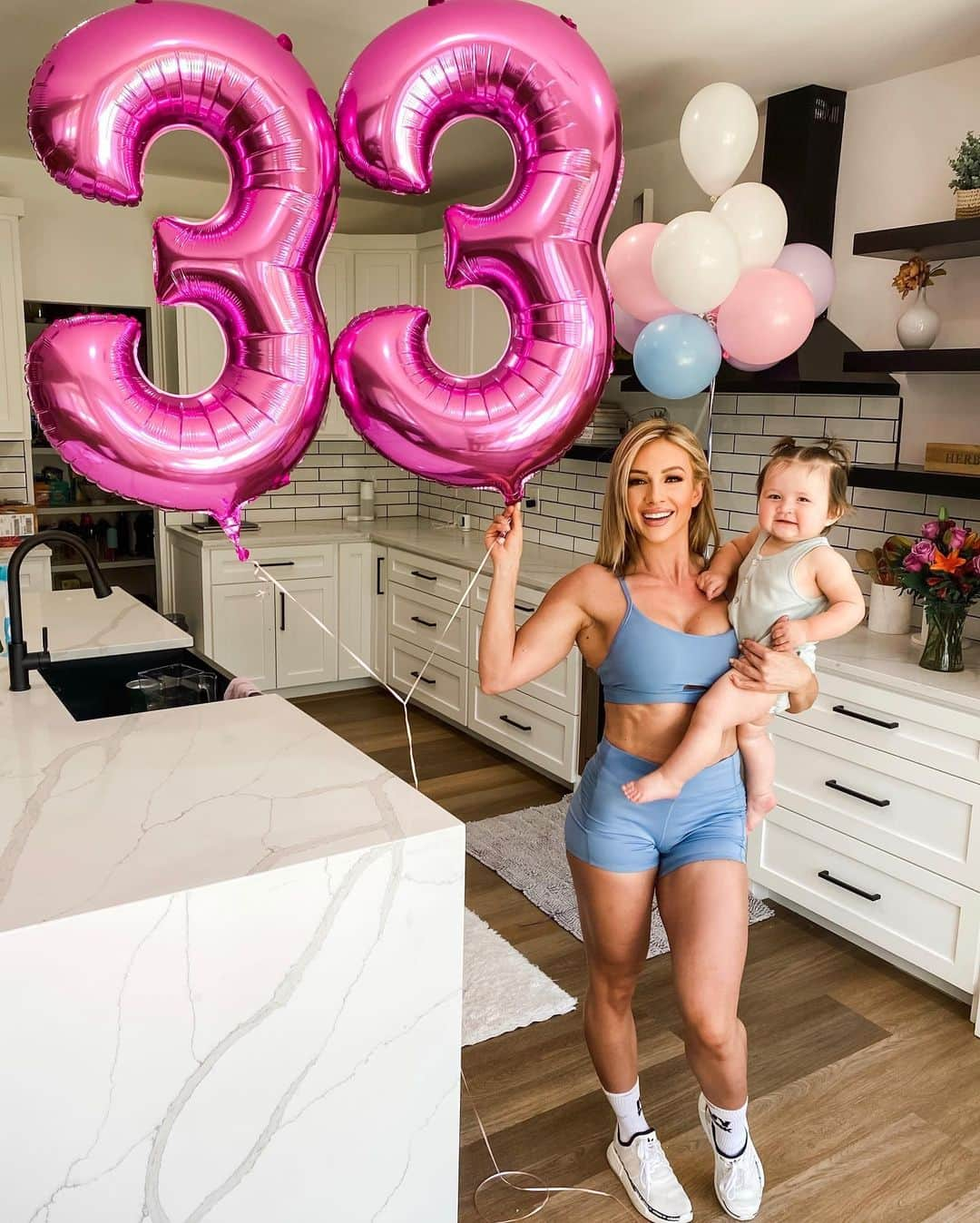 Paige Hathawayさんのインスタグラム写真 - (Paige HathawayInstagram)「BEST BIRTHDAY EVER and my first birthday as a MOM... Here’s to 33!!! 🥂 #leo #bday」8月1日 4時47分 - paigehathaway