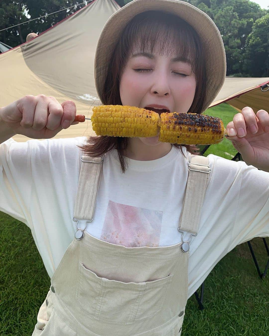 白井真緒さんのインスタグラム写真 - (白井真緒Instagram)「8月スタート🌻🌈﻿ ﻿ ﻿暑い夏を乗り越えられるか心配だ。。 ﻿ #夏 #バケハ #オーバーオール #キャンプ #アウトドア #アウトドアコーデ #アウトドア女子 #キャンプ #キャンプコーデ #キャンプ女子 #焼きとうもろこし #外はねボブ #外ハネボブ #camp #camping #outdoor」8月1日 10時23分 - kohaku_shirai_official