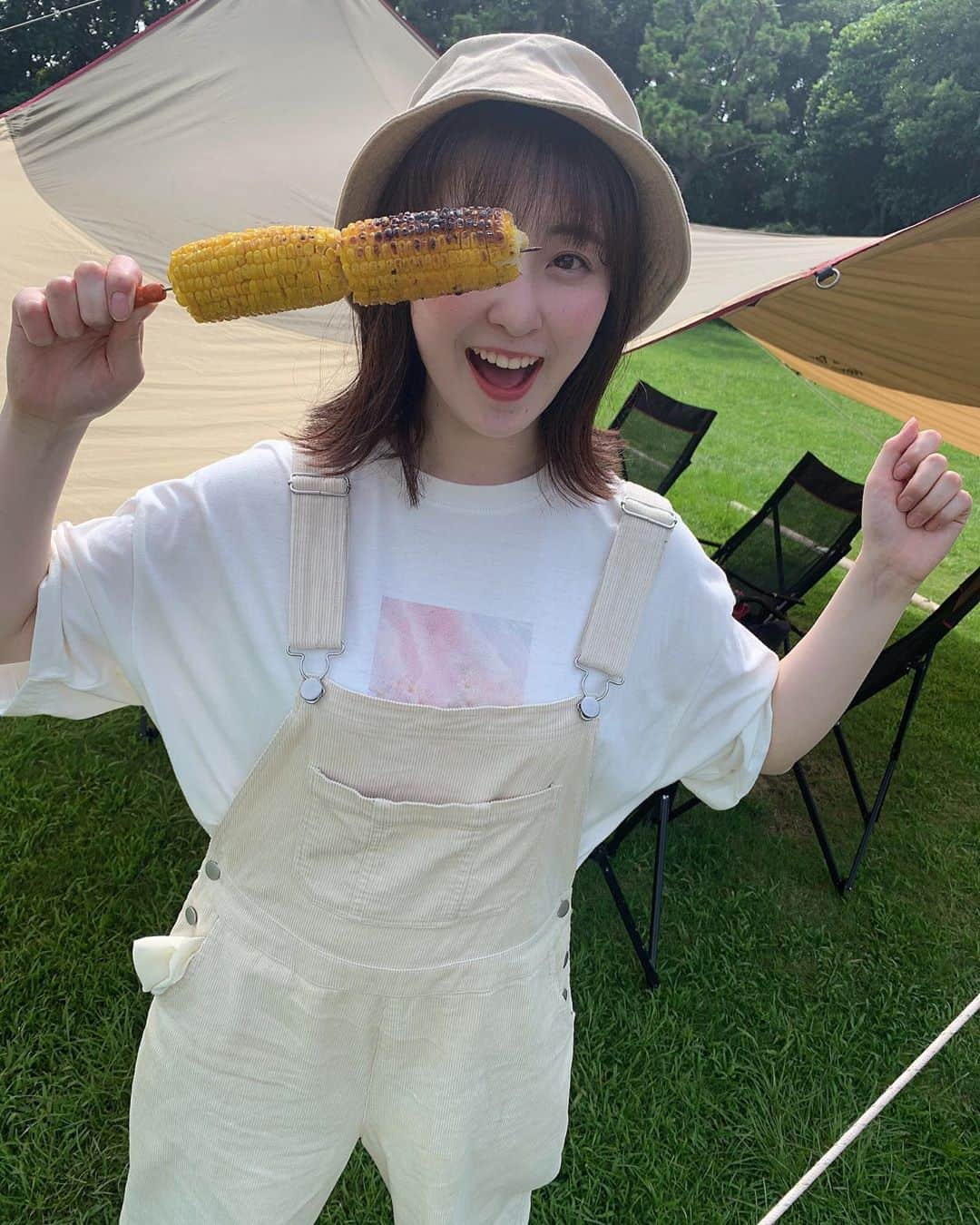 白井真緒さんのインスタグラム写真 - (白井真緒Instagram)「8月スタート🌻🌈﻿ ﻿ ﻿暑い夏を乗り越えられるか心配だ。。 ﻿ #夏 #バケハ #オーバーオール #キャンプ #アウトドア #アウトドアコーデ #アウトドア女子 #キャンプ #キャンプコーデ #キャンプ女子 #焼きとうもろこし #外はねボブ #外ハネボブ #camp #camping #outdoor」8月1日 10時23分 - kohaku_shirai_official