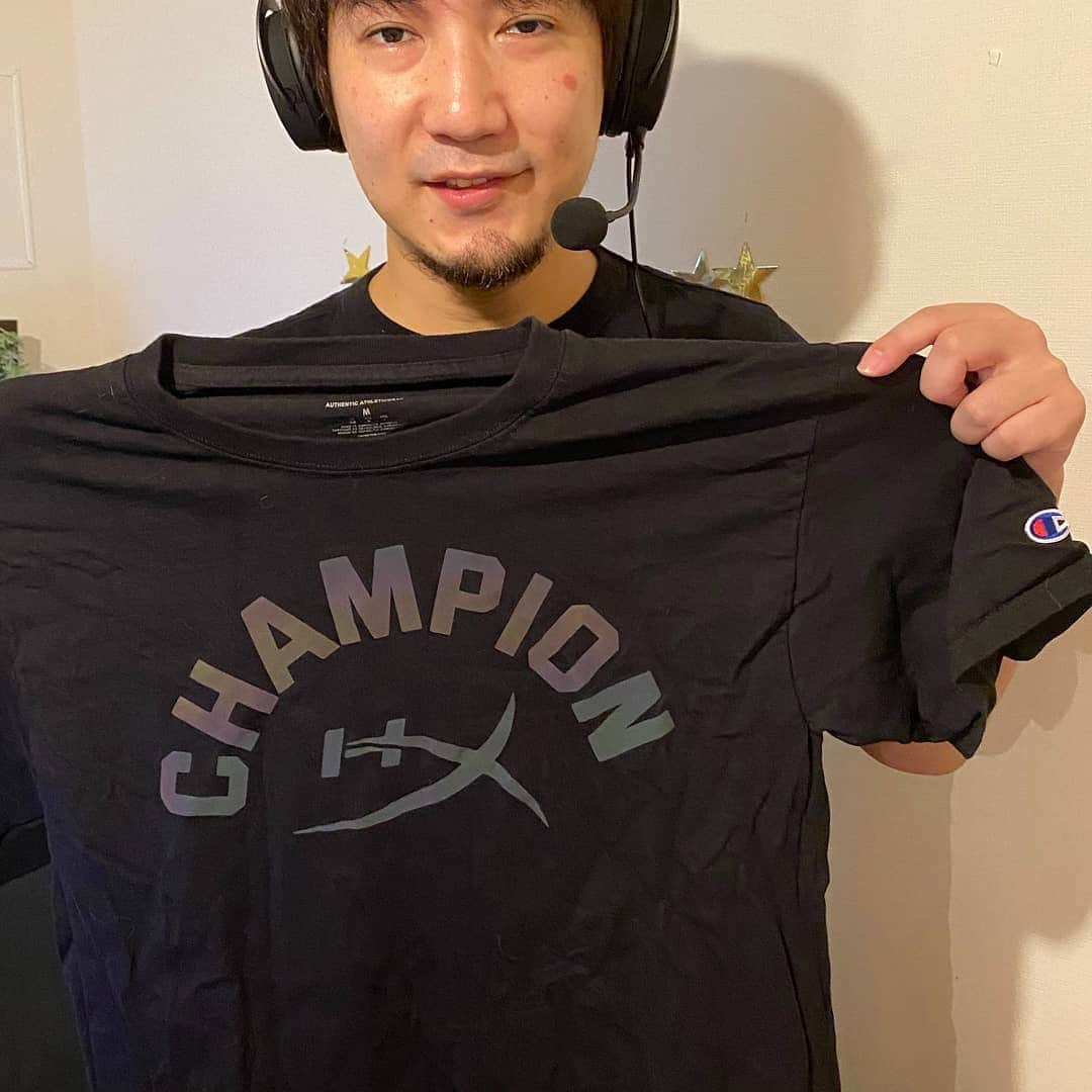 梅原大吾のインスタグラム：「HyperXからChampionとのコラボ限定品が届いた！もう売り切れだって。 ありがとう @hyperx @champion！ Thanks to HyperX for sending this stuff from their collaboration with Champion! They said they already sold out. :o #HyperX #HyperXFamily #Champion」