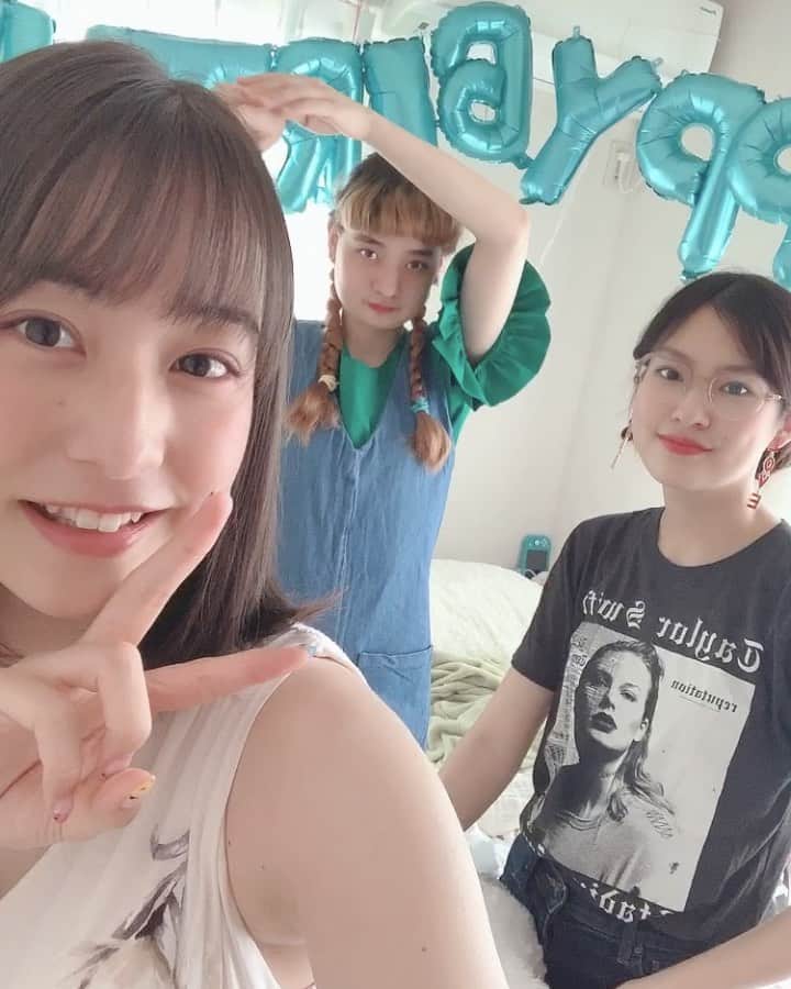 のインスタグラム：「📊﻿ ﻿ ﻿ みんな待ってたでしょ！！﻿ ﻿ 久しぶりのYMY📊！！！﻿ ﻿ あまり外で遊べないからってことで﻿ ﻿ 我が家で会いました﻿ そして誕生日を祝ってもらいました🥳﻿ ﻿ っていうのも私の家なもんだから﻿ あーなんか入ってこないで欲しいな〜って家主が言われ﻿ ﻿ なぜかゆのの部屋に案内する前に勝手に入って準備してくれたりして﻿ ﻿ ぱーん🎉！！﻿ ﻿ めっちゃ楽しかった🤣﻿ ﻿ プレゼントももらったんだけどね、﻿ シャンプーと、石鹸を自分で作れるセットをもらったの✨﻿ ﻿ ゆりと一緒に作った🤪﻿ ﻿ 2人ともありがとう〜楽しかったねー！﻿ またおいでね🥰🍨」