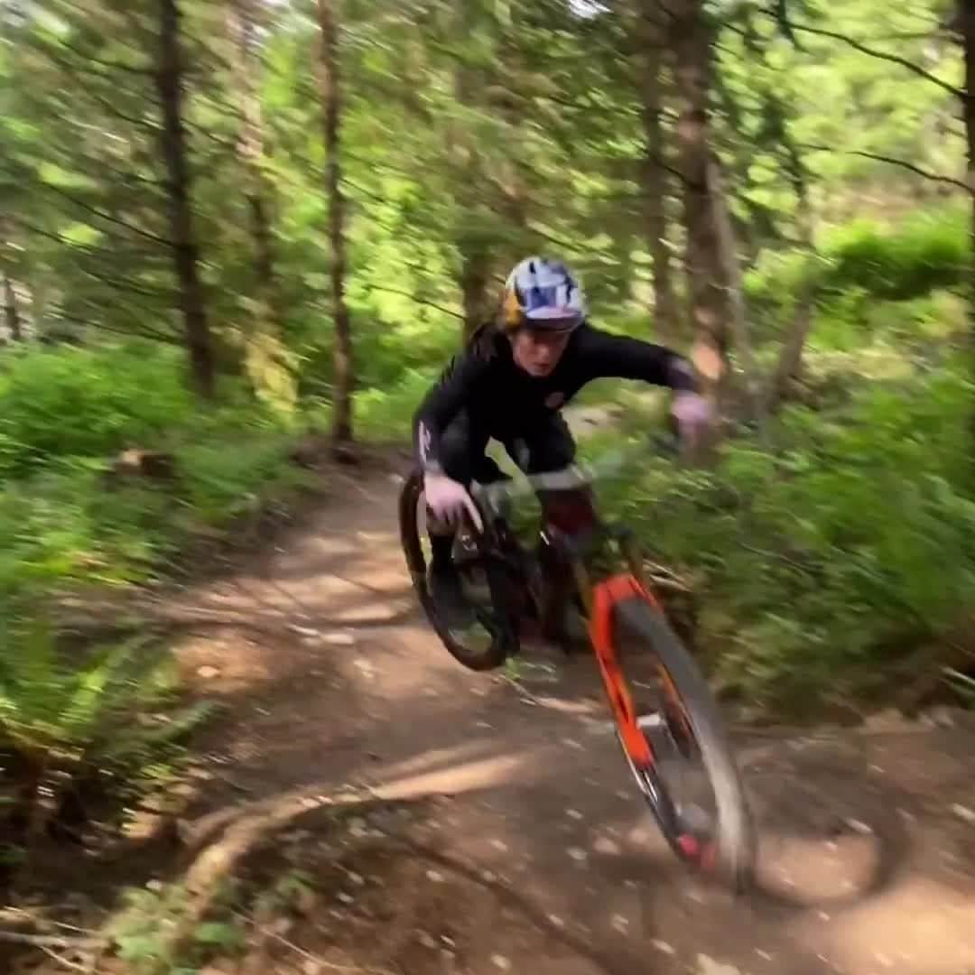 レッドブルのインスタグラム：「@jillkintner carving up the forest like a lumberjack 🔥⁣  ⁣ @redbullbike #bike #mtb #redbull #givesyouwings」
