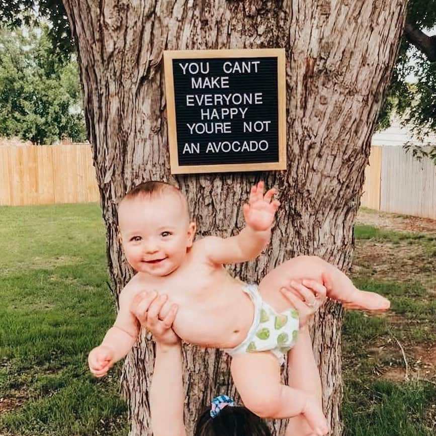 The Honest Companyさんのインスタグラム写真 - (The Honest CompanyInstagram)「Happy #NationalAvocadoDay! Did you know avocado is a superfood for babies? 🥑  It contains the enzyme, lipase, which helps break down the fruit, making it an easy first food for Baby! 🙌   Click the 🔗 in our bio to make @bewellbykelly's baby-friendly "guac," and celebrate this #NationalAvocadoDay with the whole fam! 💚 📸: @kym.adams #HonestCompany」8月1日 4時51分 - honest