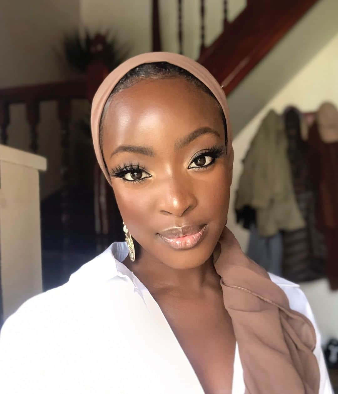 Motives Cosmeticsさんのインスタグラム写真 - (Motives CosmeticsInstagram)「@zainabhassanxo looks like a glowing goddess✨ with this Motives look!  Get the look: Motives for @lala Liquid Foundation  Pressed Blush in Intriguing  Shimmer Powder in Goddess Loose Banana powder Little black dress Gel Liner Gloss in Kiss Me & La Reina 10 years younger setting spray. . . . . . #motivescosmetics #motives #makeup #beauty #makeupartist #mua #girlboss #entrepreneur #beyourownboss #everydaymakeup #naturalmakeup #everydaybeauty #beautywithbenefits #beautyexperts #nofitlerneeded #nofilter  #gtl #getthelook #makeuplook」8月1日 5時04分 - motivescosmetics