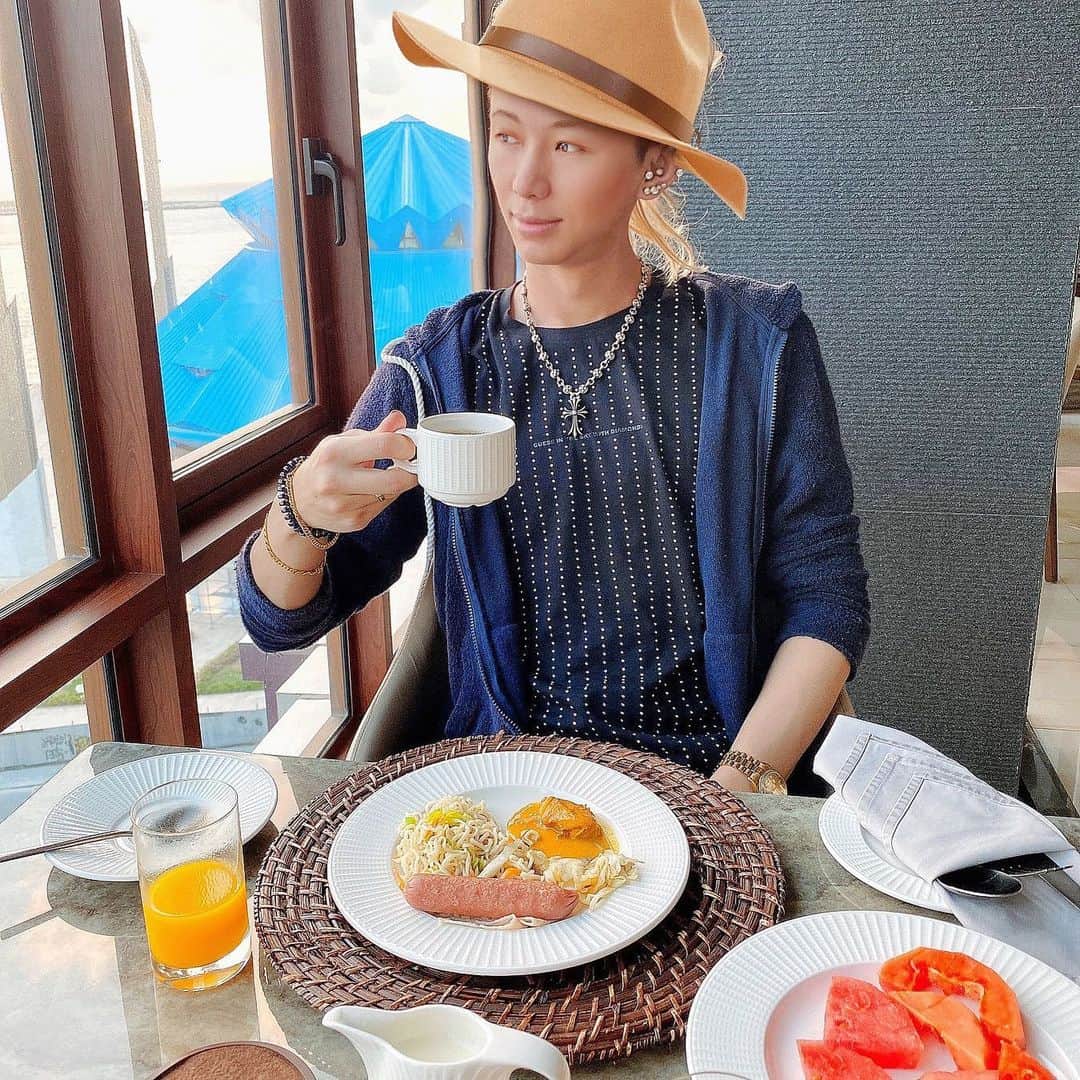 京極 琉さんのインスタグラム写真 - (京極 琉Instagram)「土日は忙しいので、朝は余裕を持たせるだけで仕事がとてもエレガントに熟れる🌹」8月1日 5時05分 - ryuhairartist