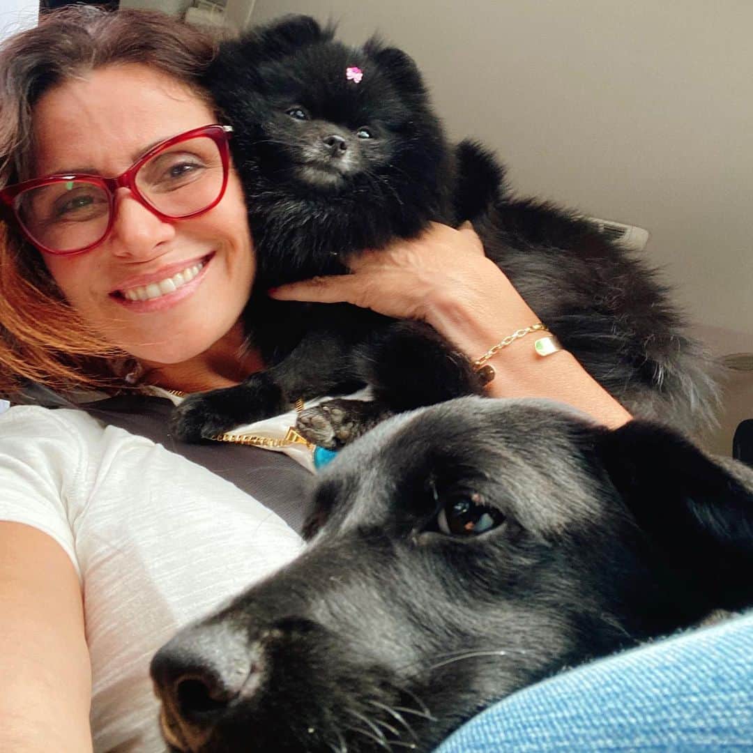 Giovanna Antonelliのインスタグラム：「Olha isso !!!!!! 'Não Guento!' Entrou mais uma pra nossa família!!! Coisa linda!!!!! Só que dessa vez adotei essa cadelinha, que deve ter uns 5 meses, não tenho certeza, mas ela ganhou meu ♥️ Aliás, tanto dog abandonado né gente? Achei ela no @ampareioficial pra quem quiser essa dica!!! 💋 Ps. Tem alguém 🧐 com ciúme. rsrs.」