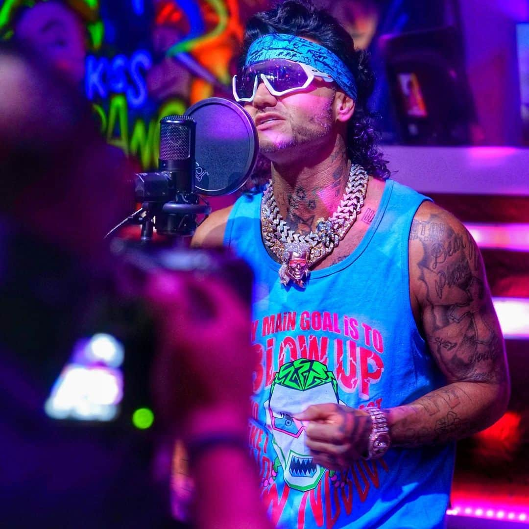 Riff Raffさんのインスタグラム写真 - (Riff RaffInstagram)「QUARTER MiLLiON ON MY CHEST REGARDLESS iM A SONY c800 TYPE OF ARTiST 👨🏼‍🎤NewMerchLinkInBio👨🏼‍🎤」8月1日 5時26分 - jodyhighroller