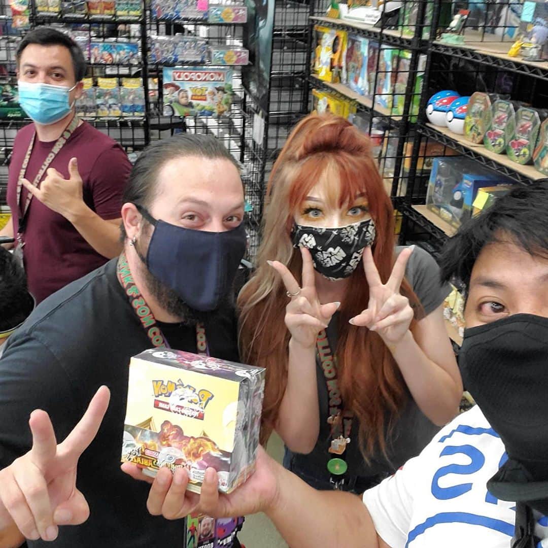 Nicole Eevee Davisさんのインスタグラム写真 - (Nicole Eevee DavisInstagram)「I haven’t posted much about my hobbies outside of my stories on this account in a while ( I moved my collecting and card spam over to an account dedicated to such @EverstoneEevee ) but I’ve been feeling so blessed and happy with my direction of life. I’ve gone through a lot of hardship and struggles in the last few years  without getting too into detail, I just feel so fortunate to have a family and friend group that is so strong and radiates positive growth in every way. I have the best people around me that are constantly encouraging me to be the best, most effective version of myself each day and it’s helped me flourish in so many ways I can’t even begin to explain the ripple effect it’s had in my life. About 2 years ago I left working as a pharmacy technician to pursue something that made me happier. I was going through a lot of life changes and wanted to commit to something that was for my own happiness. It was scary giving up on all the years I put into a dedicated career for myself but I knew it wasn’t for me and my mental health reflected on that daily. At the end of last year I made a big step to move closer to my hobbies and friends. I started working multiple jobs to compensate and it burnt me out quickly but the determination was worth the effort. I finally found myself in a spot where life could make sense and progress felt real, I didn’t feel like I was facing a dead end or struggling to get by anymore. I started valuing myself and respecting myself more along with growing independence and love for myself. I’m happy with where I am in life and I’m grateful for the lessons I’ve learned along the way. I know this was a long winded post but I feel like I haven’t given a heartfelt or personal view into my life on here in such a long time so I felt this was good note to do so on ♡ I hope you have a wonderful day and can easily find that light to keep you motivated in this weird time for the world.」8月1日 5時21分 - eeveedavis