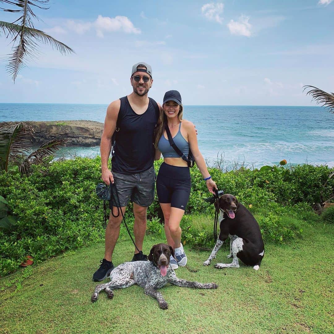 ジョジョ・フレッチャーのインスタグラム：「A little family hike ☺️」
