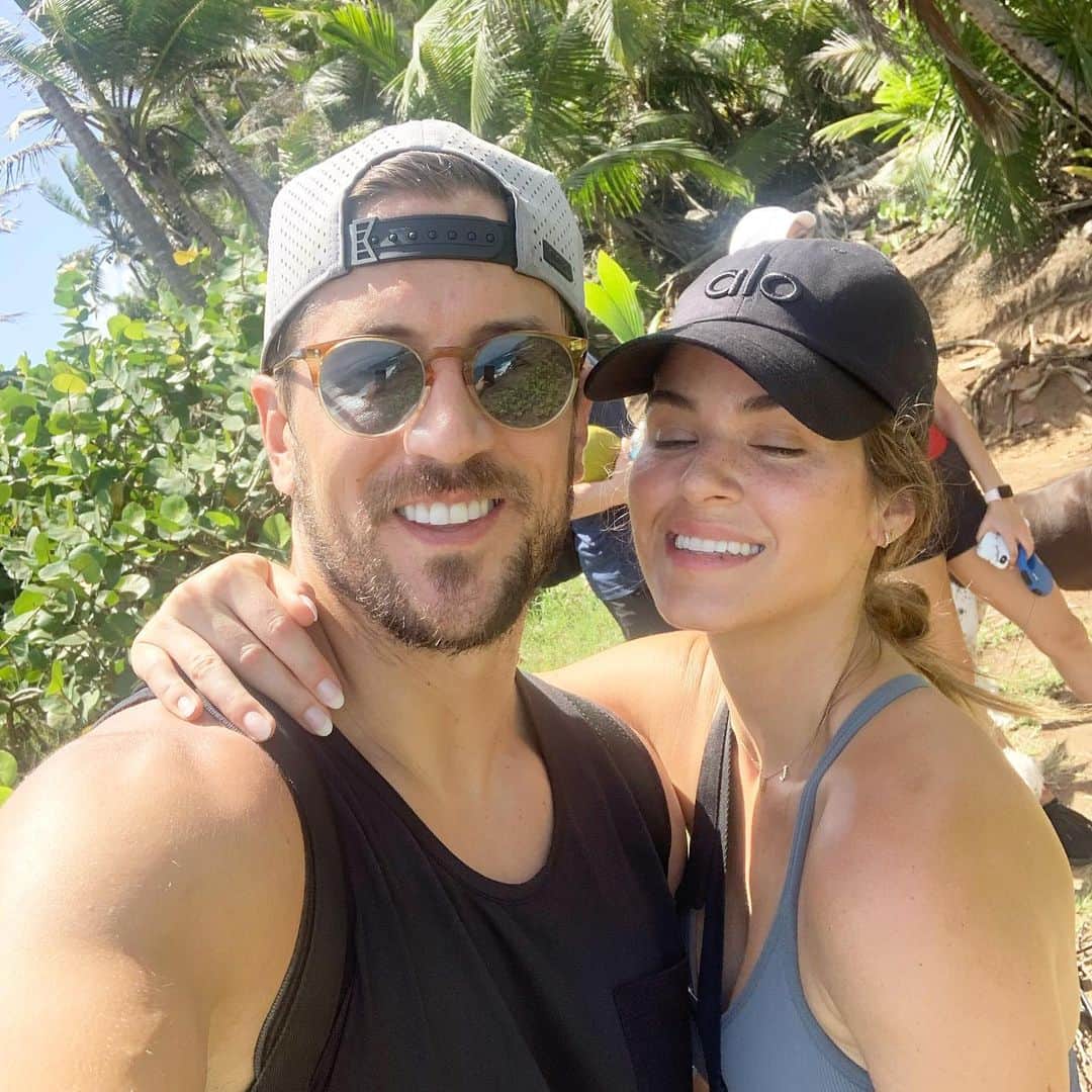 ジョーダン・ロジャースのインスタグラム：「You know those photos you post because YOU look good, even though everyone else doesn’t...sorry @joelle_fletcher 😂😂. Still love you 😘 (and you still look good even though you apparently fell asleep during our selfie)」