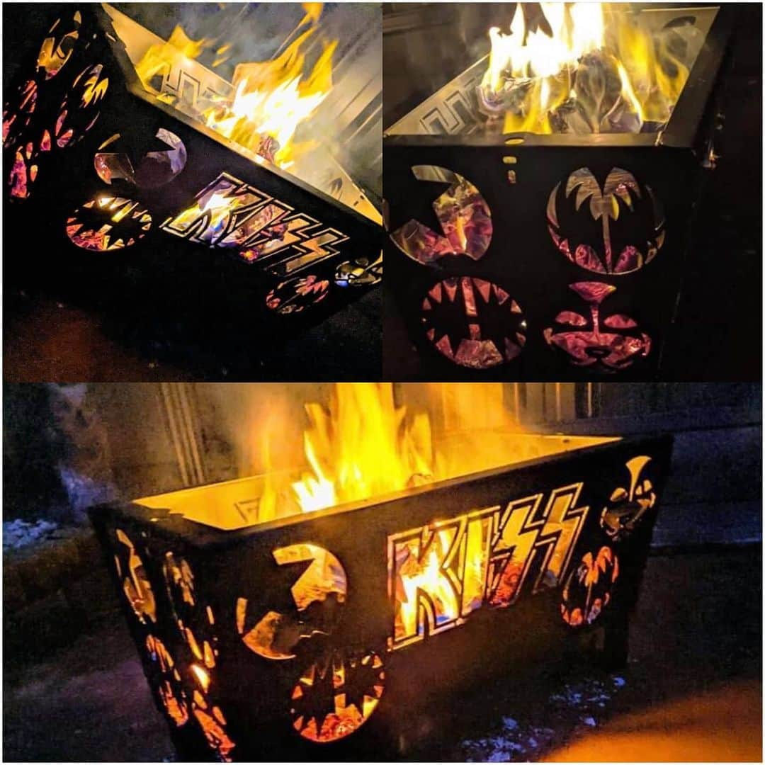 KISSさんのインスタグラム写真 - (KISSInstagram)「#KISSFamilies Rock! Thanks to Melissa Payne for sharing this custom made #KISS fire pit that she bought for her husband Scott. WOW!」8月1日 5時59分 - kissonline