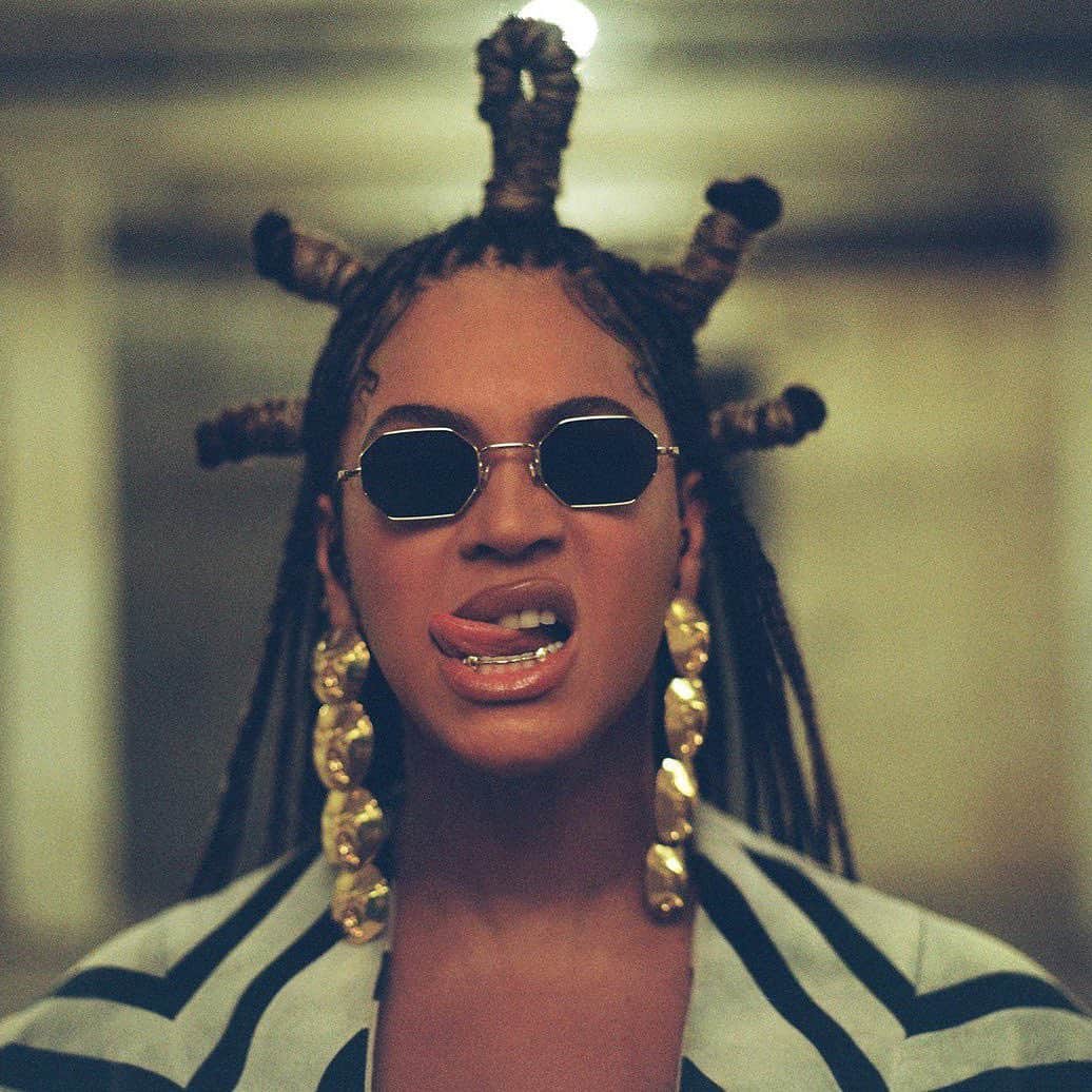 Vogue Beautyさんのインスタグラム写真 - (Vogue BeautyInstagram)「The beauty statements in @beyonce's #BlackIsKing film are impressive, to say the least. With Beyoncé plus hundreds of dancers and actors all needing a distinctive look, the hairstyles span the African continent and diaspora. There are Fulani braids from Sahel’s Fula people, the Bantu knots of the sub-Sahara’s Indigenous ethnic groups, the gravity-defying flat tops of Congo’s Mangbetu clans. A glamorous statement, the floor-grazing twists are so long they require a platform, while Beyoncé’s signature blonde curls add Texan swagger.   Which look was your favorite? Tap the link in our bio to read more highlights.」8月1日 5時59分 - voguebeauty