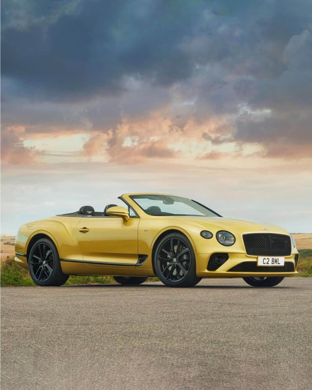 ベントレーさんのインスタグラム写真 - (ベントレーInstagram)「Hands up for top-down. The #Bentley #ContinentalGT V8 #Convertible. Configure yours through the link in bio. _ Continental GT V8 Convertible WLTP drive cycle: combined fuel consumption: 23.3 mpg (12.1 l/100 km), combined CO₂: 275 g/km」8月1日 6時05分 - bentleymotors