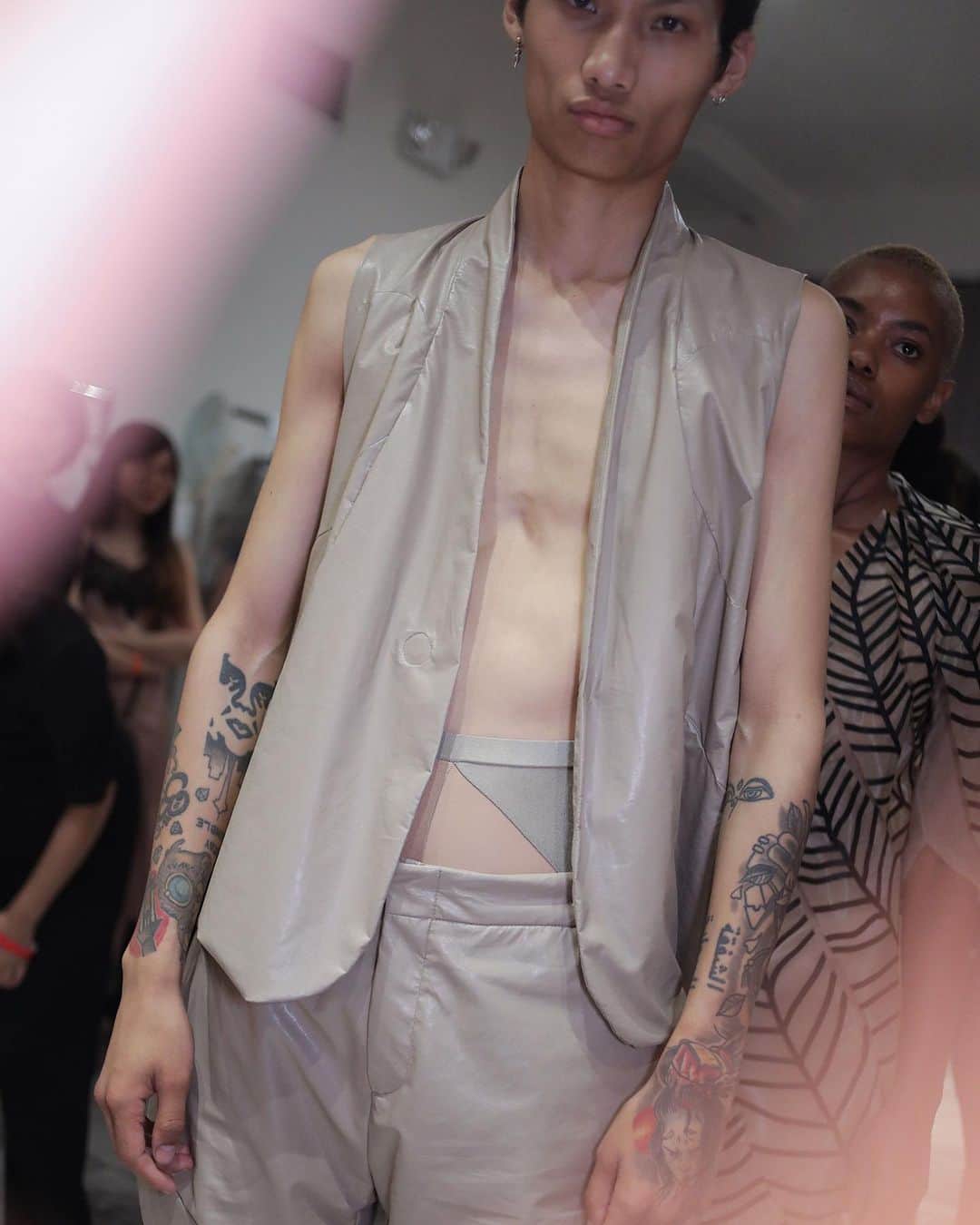 スリーアズフォーのインスタグラム：「“Human plant” spring summer 2020 backstage pictures by @schohaja featuring Jal Bui flashbackfriday #flashback #humanplant #2020 #threeasfour casting by @barbarapfister #jalbui」