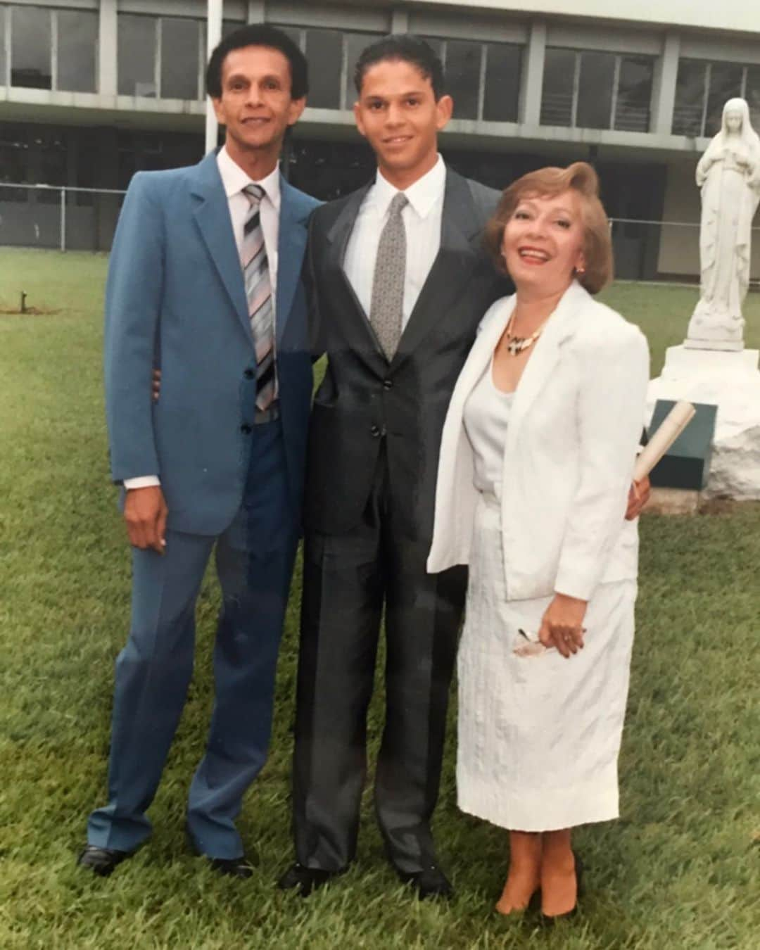 Rodner Figueroaさんのインスタグラム写真 - (Rodner FigueroaInstagram)「Hoy cumplo 30 años de graduado del colegio!!!! Atesoro mucho esta foto del día de mi graduación porque es de las pocas donde estoy con mis padres juntos. Ellos se divorciaron cuando yo penas tenía dos años pero para las ocasiones importantes siempre estaban junto a sus hijos para apoyáramos. Mi papá siempre insistió que la mejor herencia que un padre puede darle a un hijo es una buena educación. Gracias papi por inculcarnos el amor al aprendizaje y por escoger un colegio de padres jesuitas que estiman la excelencia académica y siembran los valores de la responsabilidad y la justicia social. Gracias Papá por esa herencia de amor que es un tesoro que llevo siempre en mi corazón!!! #highschoolgraduation #colegiosaniganciodeloyola #graduacion」8月1日 6時13分 - rodnerfigueroa