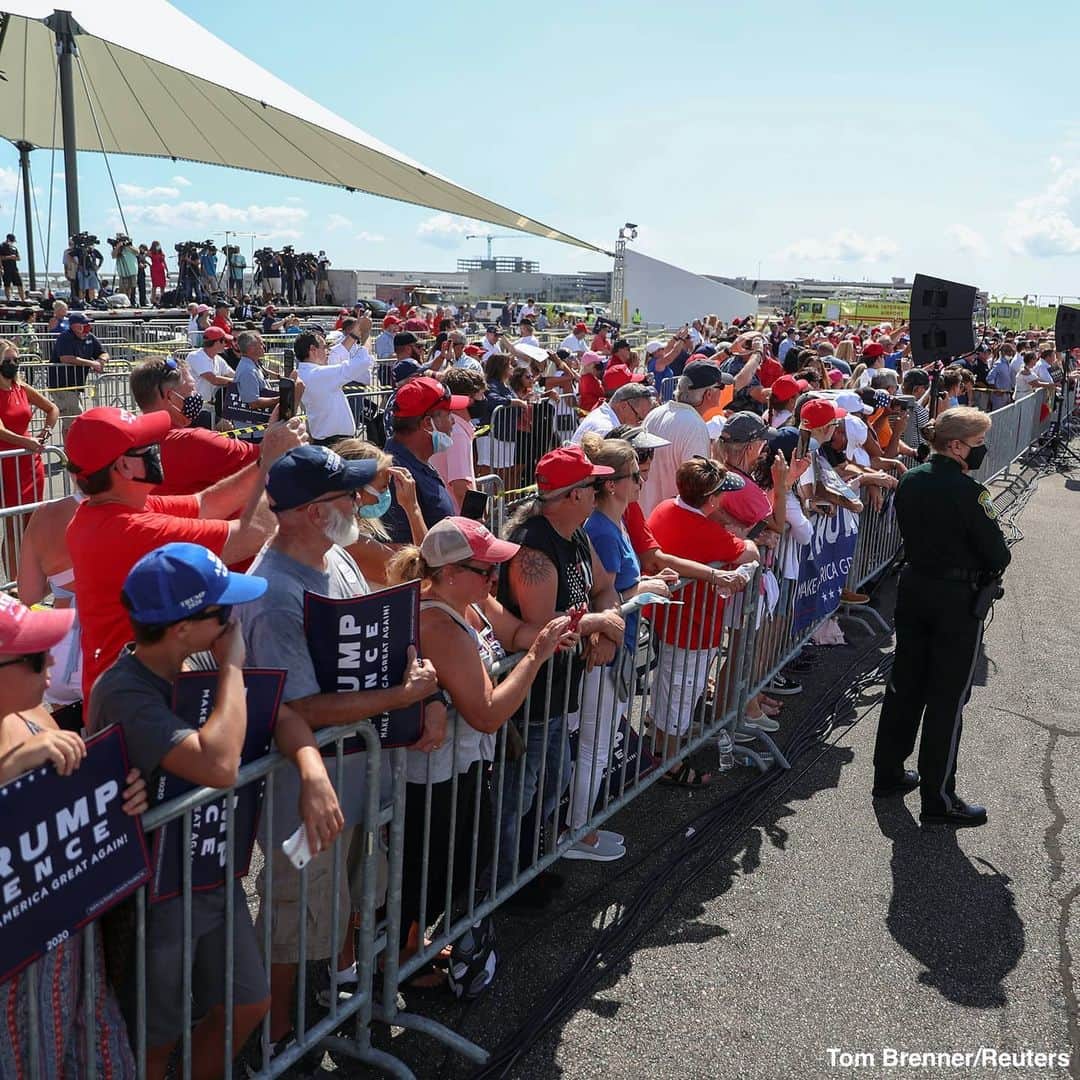 ABC Newsさんのインスタグラム写真 - (ABC NewsInstagram)「Supporters gather as Pres. Trump speaks during a campaign event with Florida Sheriffs in Tampa. #donaldtrump #tampa #florida #politics」8月1日 6時27分 - abcnews