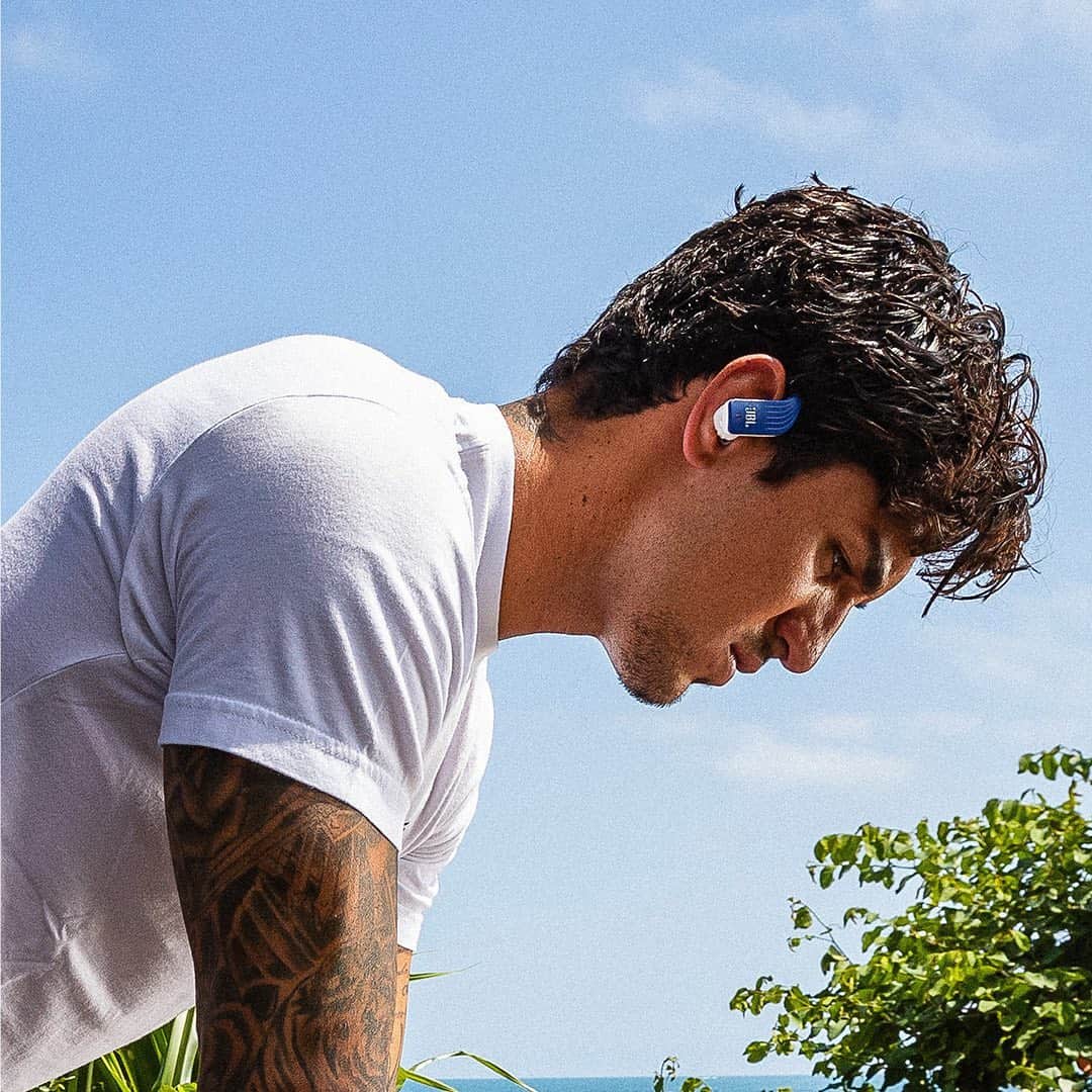 ガブリエル・メディーナのインスタグラム：「Turn up the sound. Warm up, power through, cool down. Repeat.💪  @jbl_brasil #JBLEndurancePeak」