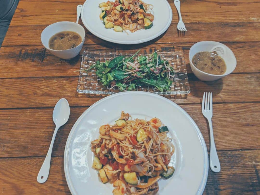 藤田敦子のインスタグラム：「ㅤㅤㅤ 【#blendakitchen 】 Dinner. ㅤㅤㅤ ✔︎きのことタラとズッキーニの トマトソースパスタ ✔︎自家製ツナのサラダ ✔︎味噌汁 ㅤㅤㅤ 代わり映えのないサラダ、そして 代わり映えのないパスタの大盛り🤣 ㅤㅤㅤ 味噌汁の出汁は、ドライ菊芋、干し椎茸、 割り干し大根からとりました。 野菜出汁でも十分美味しいの。 しじみ入れちまったけどね🤪」