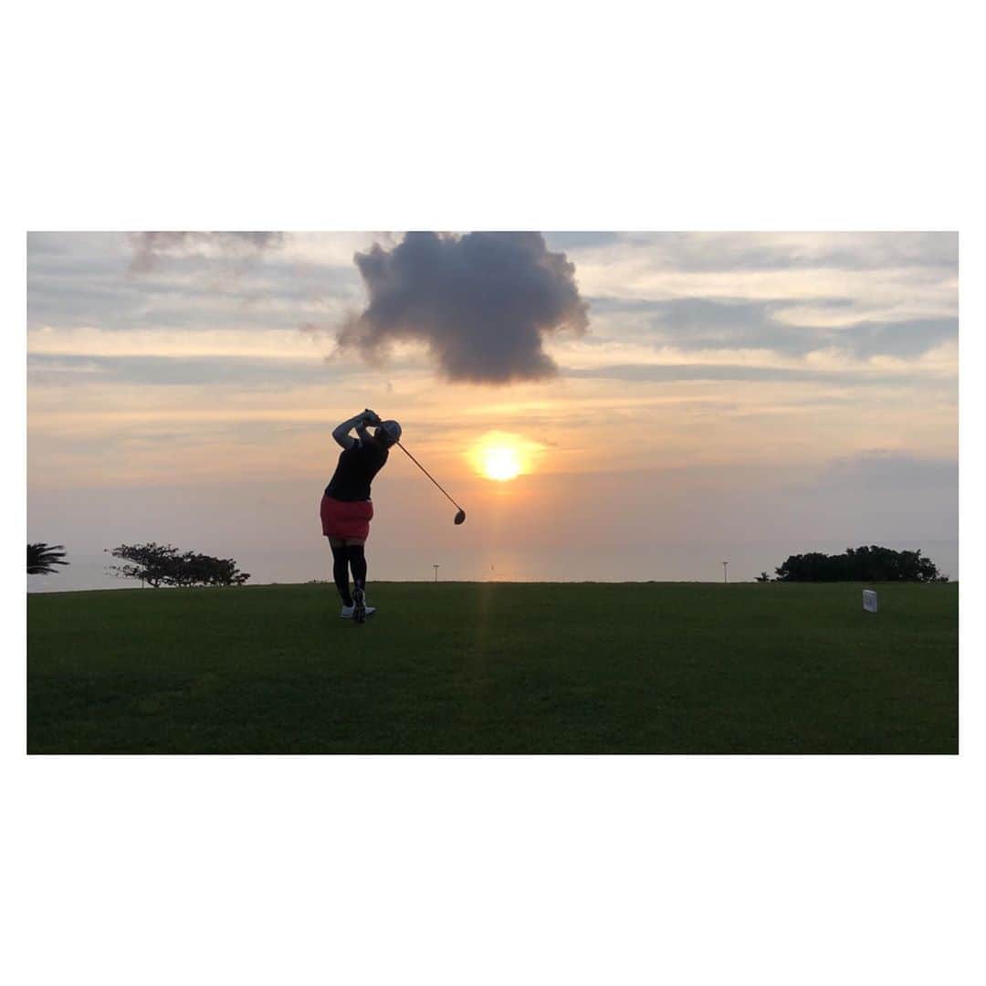 青山加織のインスタグラム：「☆ ご報告 ☆ この度、#nec軽井沢72ゴルフトーナメント に主催者推薦して頂き出場できる事となりエントリーが完了しました。 本当に本当に嬉しい気持ちでいっぱいです。 写真は今年2月沖縄での1枚です。 この時は今の現状を想像する事も予想する事も無く開幕へ向けてクラブを振り続けていました。 やっと迎える事ができる半年遅れの私の公式戦開幕です。 この貴重な主催者推薦には沢山の方々に携わって頂きました。 NEC様、マネジメント事務所XB、そして地元岡谷市の企業様、色々な方のお力添えがありました。 試合中止が相次ぐ中での貴重な1試合、限られた主催者推薦枠の１つに出場させて頂ける事本当に感謝しています。 無観客試合となりますが、スポンサー様、家族、友人、地元長野県、コロナに立ち向かい戦っている方々、熊本の洪水被害に遭われた方々、そして私を応援してくださる全ての皆様に色々な気持ちを込めてその気持ちが皆様に届くように精一杯頑張ります！！！！！  応援よろしくお願い致します💕  #リクルートエグゼクティブエージェント  #simmons #シモンズ #dunlop #ダンロップ @dunlopgolf_official  #srixon #スリクソン #xxio #ゼクシオ #asics #アシックス #efficacegolf #delsolgolf #golfzon #ゴルフゾン #lpga #女子プロゴルファー #ゴルフ女子 #golf #ゴルフ #ゴルフコーデ」