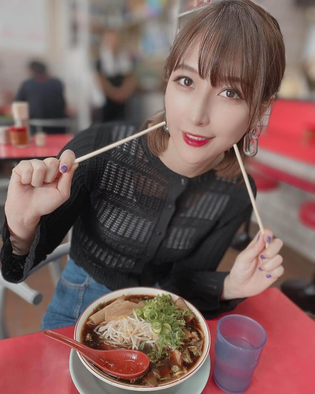 はりーさんのインスタグラム写真 - (はりーInstagram)「おはようからラーメン食べた😂 新福菜館 本店‼️ おいちすぎた…🧂🍜 ラーメン大好きなので 本当いろんな全国のご当地ラーメン食べてるの😚🍜 これもYouTubeに撮ったよん🤩 ともえマネージャーが撮ってくれた😍 ちゅるちゅるちゅ〜〜〜😝😝😝アハハ #京都ラーメン #1日1りら #黒中華そば #新福菜館本店  #新福菜館 #りラーメン #りらグルメ#りらずチョイス #ラーメン女子」8月1日 6時39分 - kirarin_harry_official