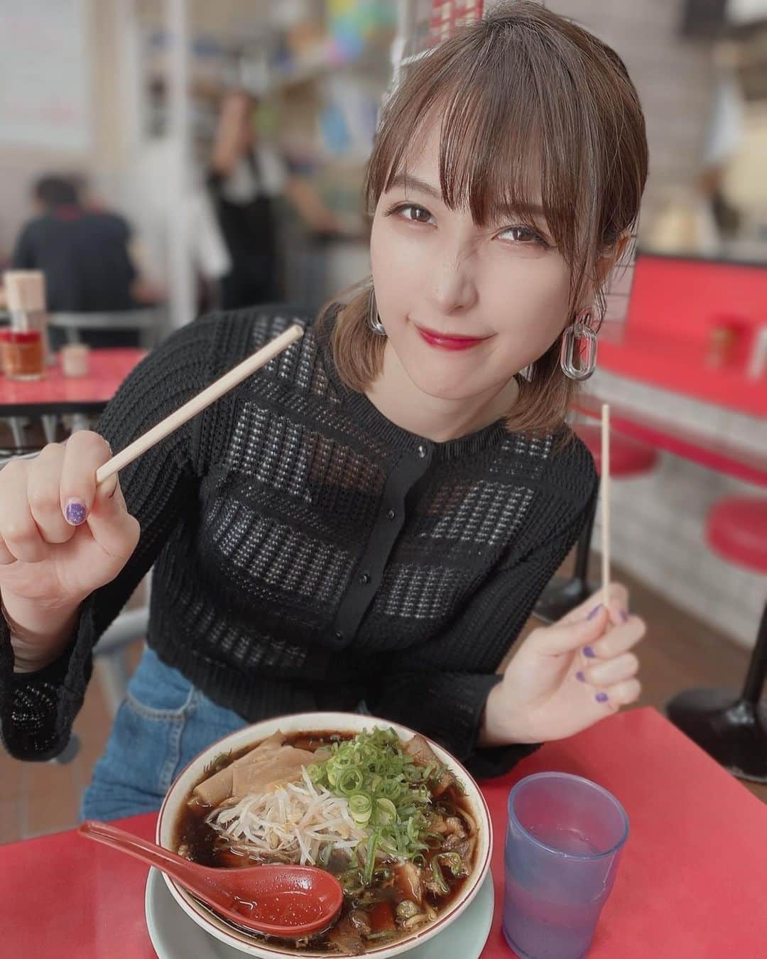 はりーさんのインスタグラム写真 - (はりーInstagram)「おはようからラーメン食べた😂 新福菜館 本店‼️ おいちすぎた…🧂🍜 ラーメン大好きなので 本当いろんな全国のご当地ラーメン食べてるの😚🍜 これもYouTubeに撮ったよん🤩 ともえマネージャーが撮ってくれた😍 ちゅるちゅるちゅ〜〜〜😝😝😝アハハ #京都ラーメン #1日1りら #黒中華そば #新福菜館本店  #新福菜館 #りラーメン #りらグルメ#りらずチョイス #ラーメン女子」8月1日 6時39分 - kirarin_harry_official