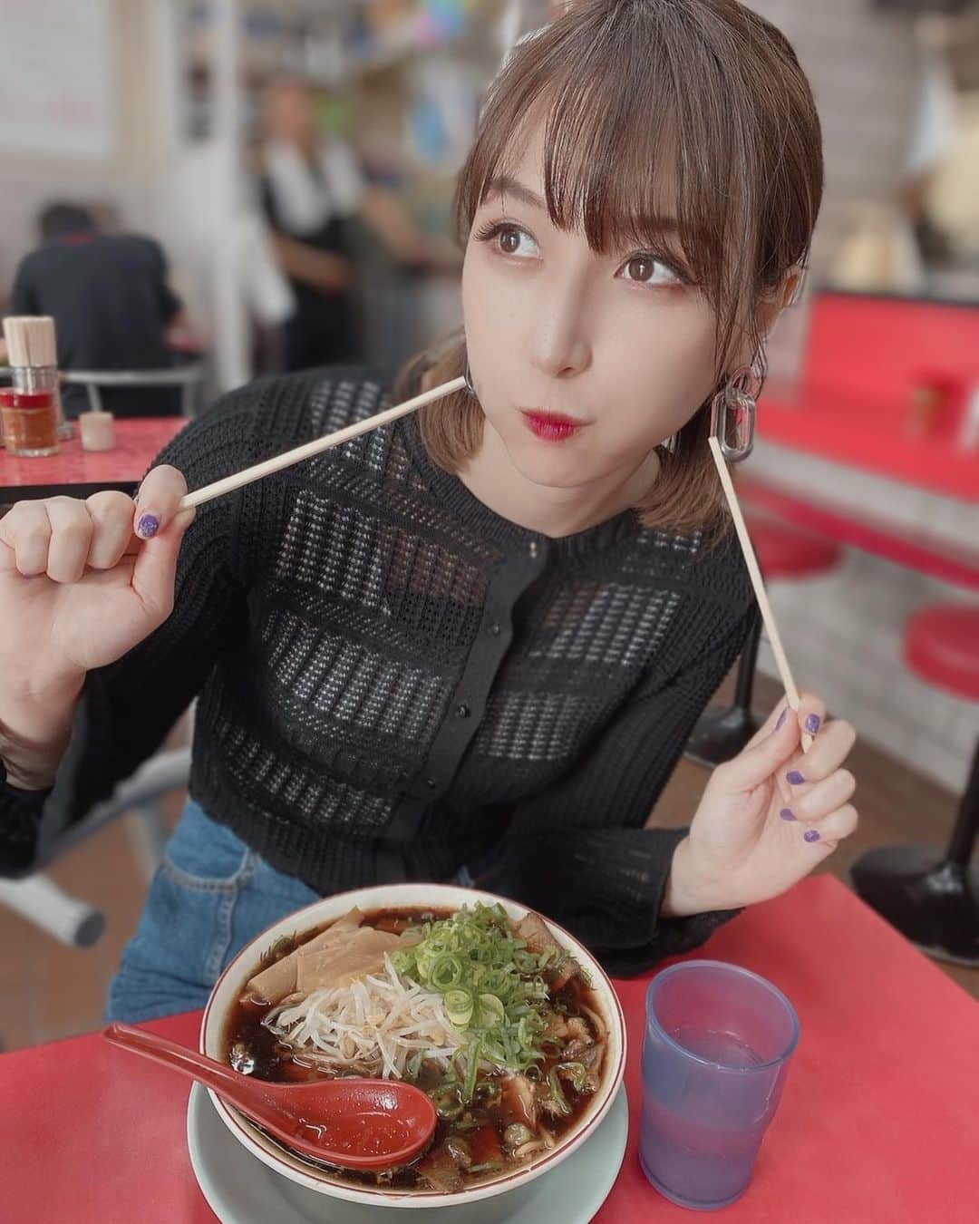 はりーさんのインスタグラム写真 - (はりーInstagram)「おはようからラーメン食べた😂 新福菜館 本店‼️ おいちすぎた…🧂🍜 ラーメン大好きなので 本当いろんな全国のご当地ラーメン食べてるの😚🍜 これもYouTubeに撮ったよん🤩 ともえマネージャーが撮ってくれた😍 ちゅるちゅるちゅ〜〜〜😝😝😝アハハ #京都ラーメン #1日1りら #黒中華そば #新福菜館本店  #新福菜館 #りラーメン #りらグルメ#りらずチョイス #ラーメン女子」8月1日 6時39分 - kirarin_harry_official