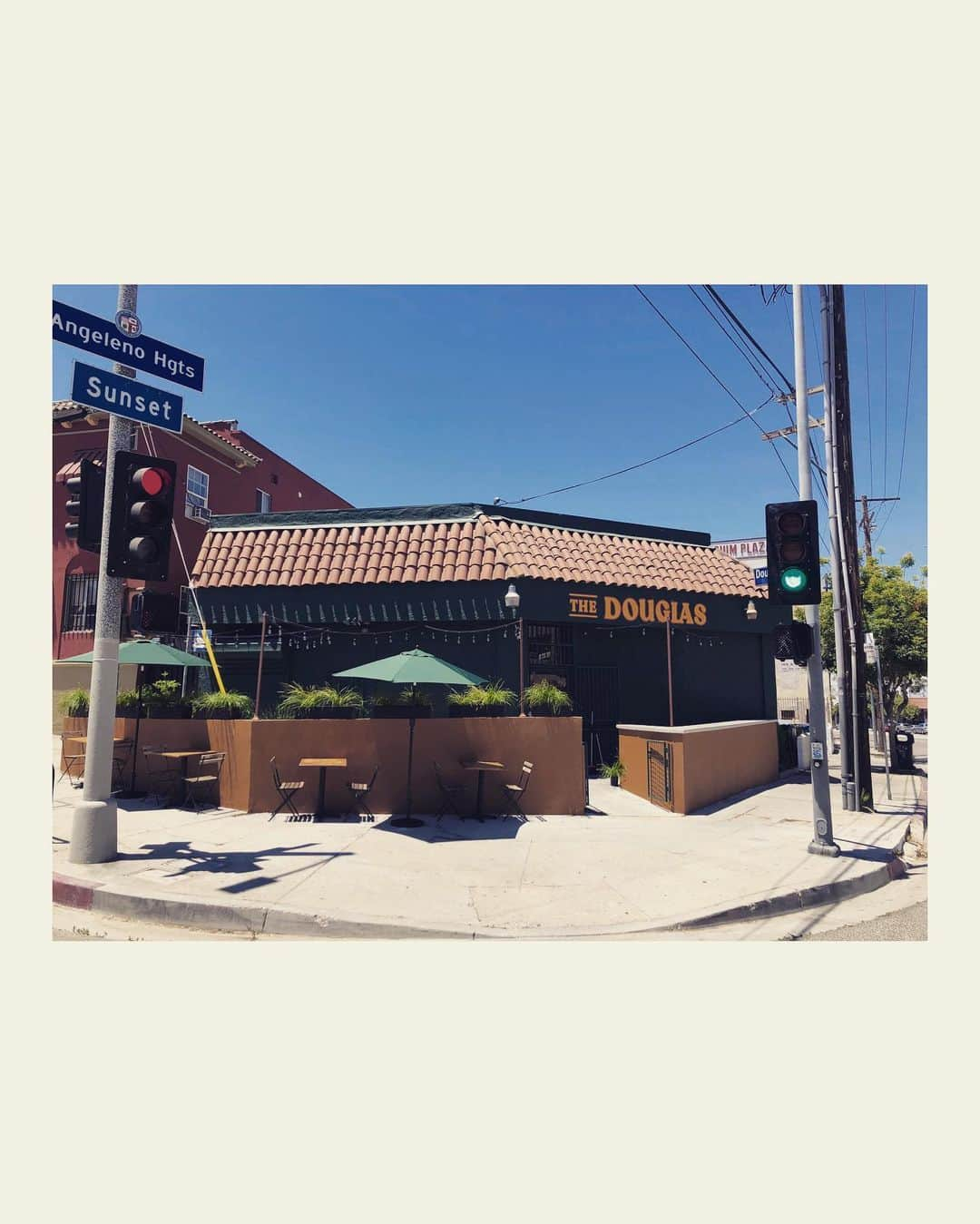 ジェニー・ガースさんのインスタグラム写真 - (ジェニー・ガースInstagram)「Very proud of my hubby @dirvla and his partner @johnnyjeltema on their new spot @thedouglas.la  Serving the East side up right!  Perfect patio for a social distance hang with GOOD BEER & CHEAP FRIENDS 😂 (and yummy food!) Stop by and say hi 👋🏻 Maybe i’ll make some pies?? #bar #beer #supportsmallbusiness #localbusiness #friends #dodgers #burgers #proudwife #sunsetboulevard」8月1日 6時56分 - jenniegarth