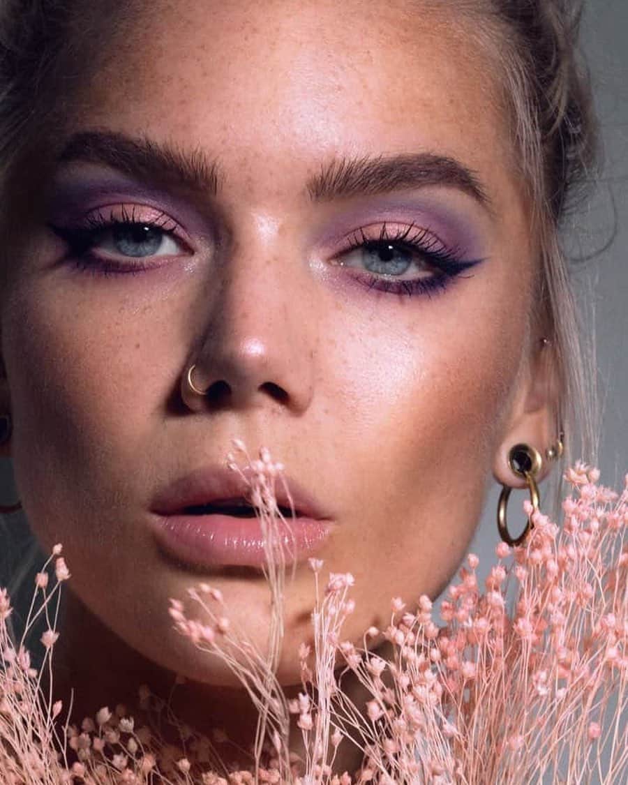 Linda Hallbergさんのインスタグラム写真 - (Linda HallbergInstagram)「I’ve heard so many people say ”pastels are boring” during my 14 years as a makeup artist. I would say pastels are awesome! You can mix and match hundreds of combinations and all of them looks amazing! What do you think about pastels? Are they boring or not? 🌸」8月1日 7時00分 - lindahallberg