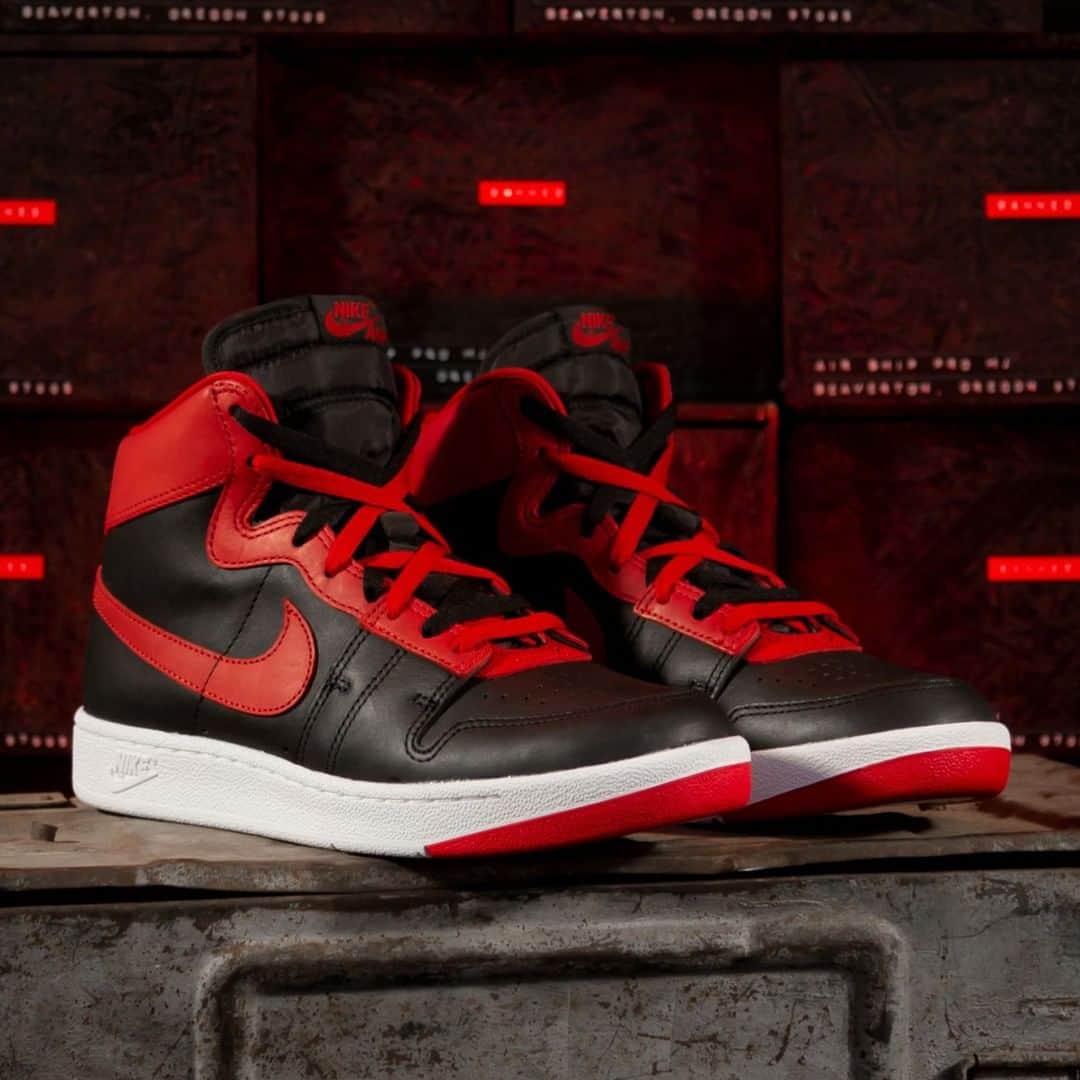 Sneaker Newsさんのインスタグラム写真 - (Sneaker NewsInstagram)「The mythical Nike Air Ship finally made a return back in February as part of the New Beginnings Pack, a two-pair set that also included the Air Jordan 1 Hi '85. This August 7th, the infamous "Bred" colorway will drop exclusively at @backdoorbottega, marking the first release for the shoe since its original drop back in '84. For full details, tap the link in our bio.」8月1日 7時01分 - sneakernews