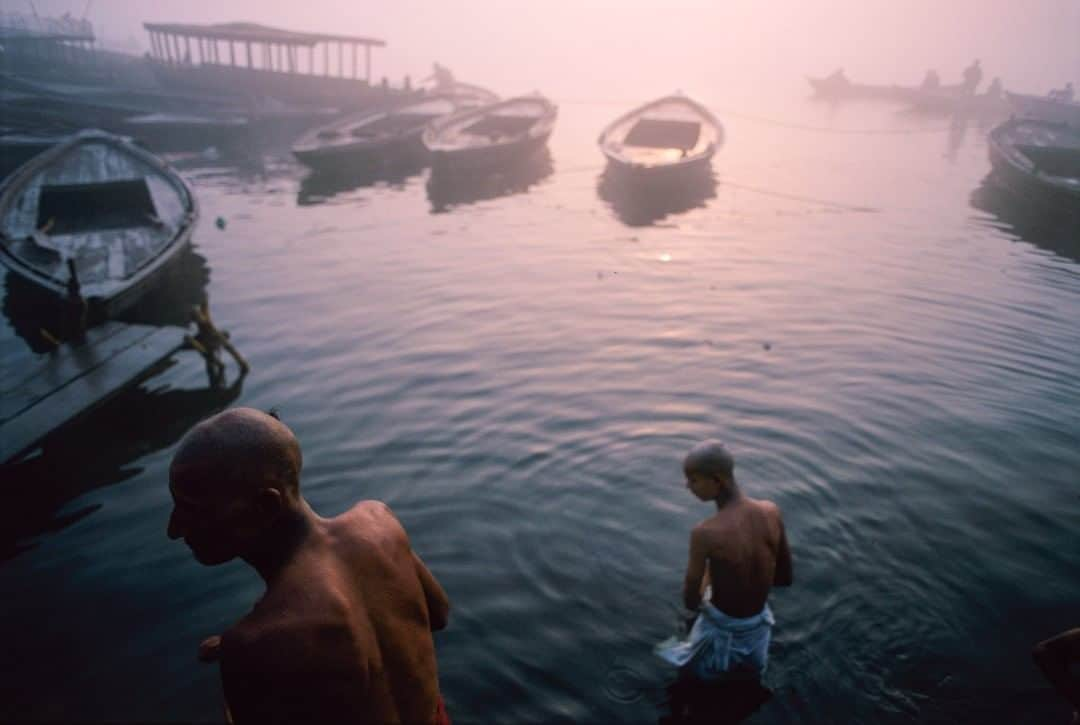 National Geographic Travelさんのインスタグラム写真 - (National Geographic TravelInstagram)「Photo by @joshuacogan  Two devotees stand on the ghats of the Ganges at sunrise. The undeniable power and presence of this place have always left me feeling more deeply connected to the spirit of the world. For journeys both inward and outward, follow me @joshuacogan.」8月1日 7時02分 - natgeotravel