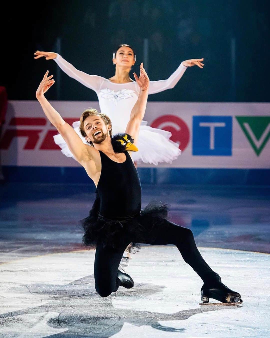 ジャン＝リュック・ベイカーのインスタグラム：「We share very different feelings about the weekend   #blackswan #hawayekbaker #jeanlucbaker #kaitlinhawayek #iceskating #gala #weekend #feelings #figureskating #icedancing #MTL #teamusa #parody」