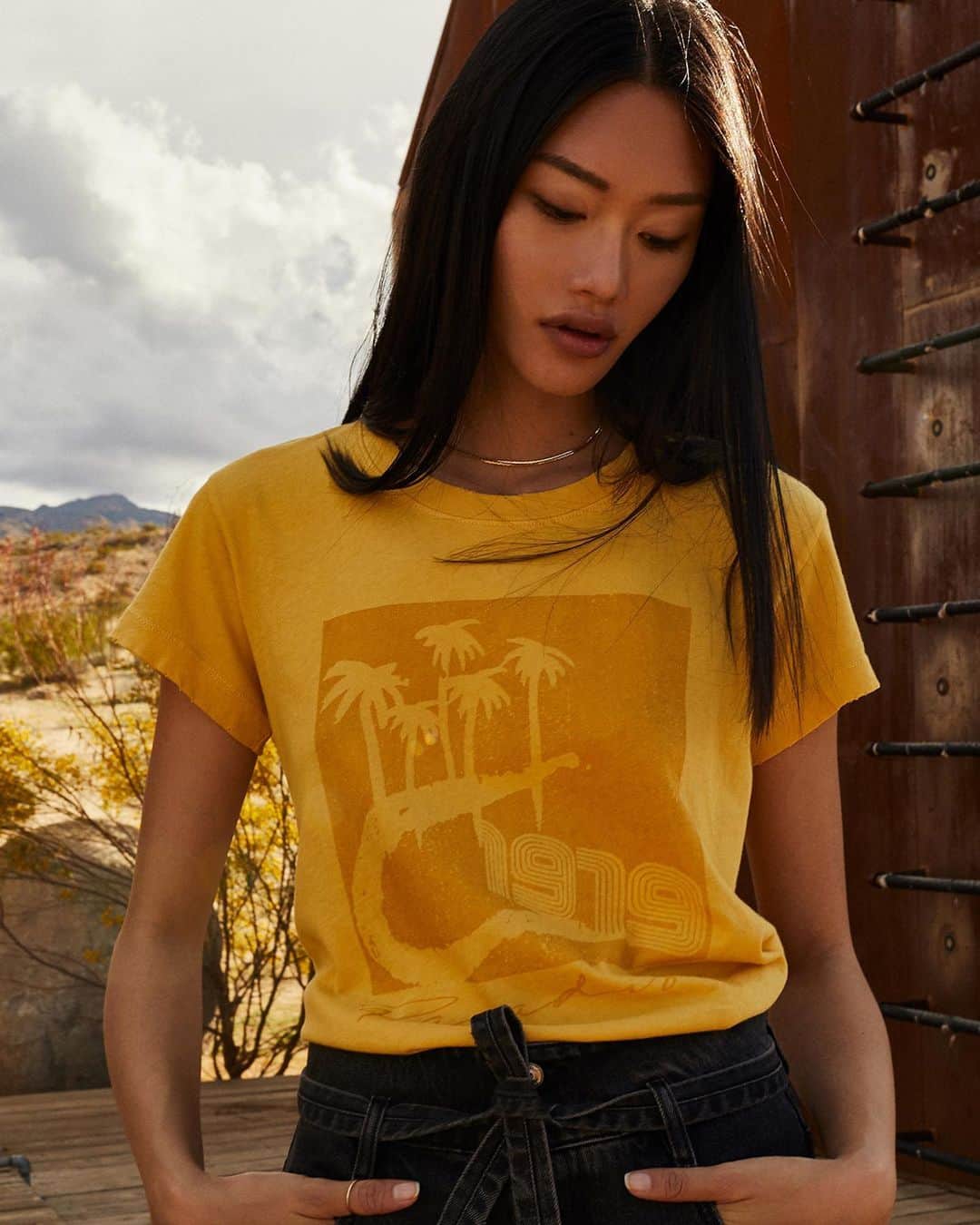 カレントエリオットのインスタグラム：「look we love: a comfortably fitted tee featuring a cool retro graphic」