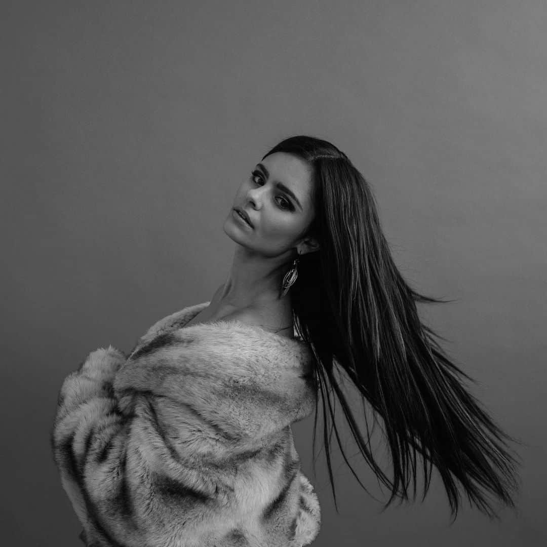 ジャッキー・リーのインスタグラム：「Resilience in faux fur」