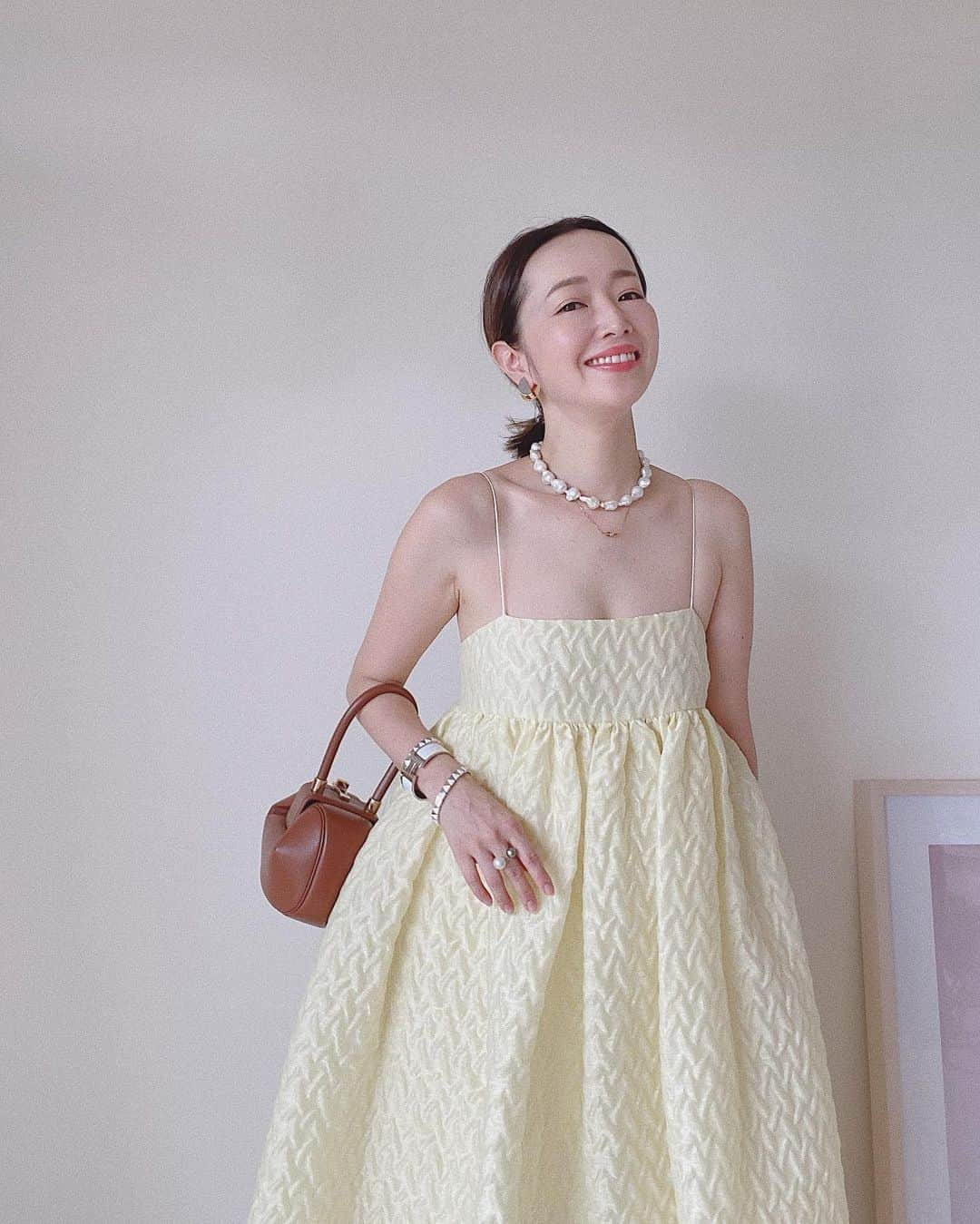 翁安芸さんのインスタグラム写真 - (翁安芸Instagram)「25ans online updated💫😉🧀🍋📒⛱ #翁安芸のファッションtips #akiweng #翁安芸 #yellowdress #farfetch #summerstyle」8月1日 7時20分 - akinyc