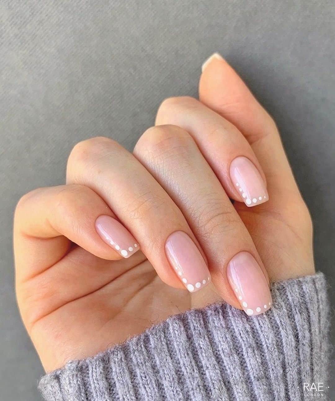 OPIさんのインスタグラム写真 - (OPIInstagram)「Drop some ⚪s if you're #OPIObsessed with this simple and modern #OPINailArt 👏@raelondonnails Shades: #FunnyBunny, #BubbleBath, and #AlpineSnow   #OPIObsessed #ColorIsTheAnswer #NOTD #NailSwag #NailsOfInstagram #NailsOnFleek #NailPolish #Nails #OPI」8月1日 7時30分 - opi