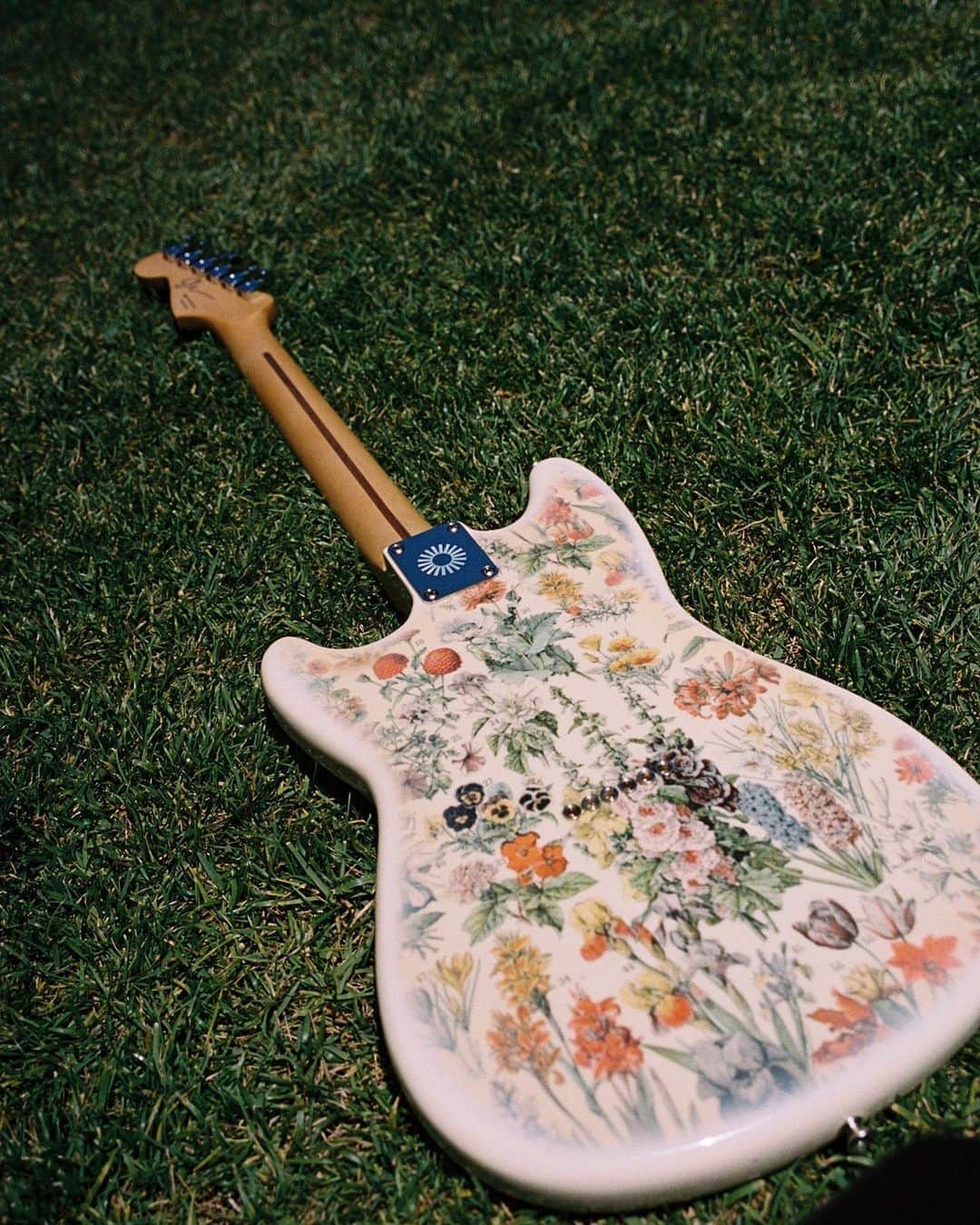 ショーン・メンデスさんのインスタグラム写真 - (ショーン・メンデスInstagram)「So excited to launch The Shawn Mendes Foundation x @fender limited edition Musicmaster guitar, and a line of foundation merch, both benefiting the @shawnfoundation’s efforts to support young changemakers & the causes dear to them. Visit fender.com/shawnmendes for more info & shop.shawnmendesfoundation.org to shop now」8月1日 7時46分 - shawnmendes