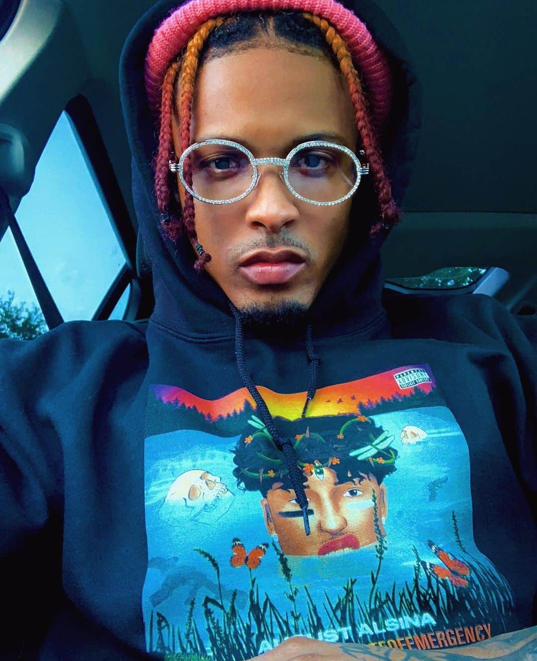 August Alsinaのインスタグラム：「💡 everyday attire.  visit the website; AugustAlsina.com & click the STORE tab to cop you some merch 👲🏾👕✨」