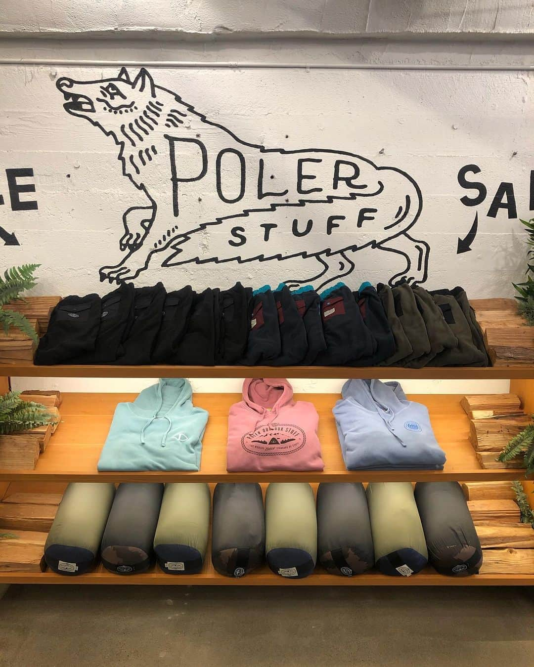 Poler Outdoor Stuffさんのインスタグラム写真 - (Poler Outdoor StuffInstagram)「Campsite essentials - Fleece pants, cozy hoodie, sleeping sack.  All sale items in store are up to 60% off!」8月1日 7時48分 - polerportland