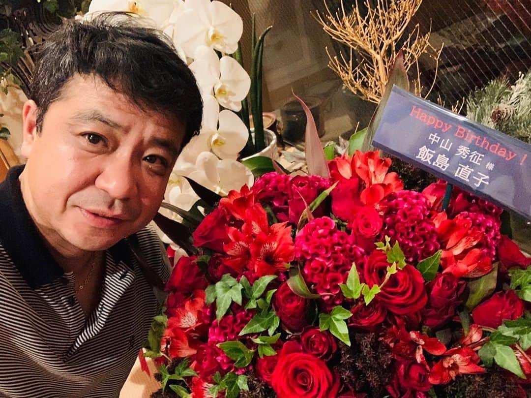 中山秀征さんのインスタグラム写真 - (中山秀征Instagram)「7月31日、53歳の誕生日でした。 あっという間にこの年になりましたね。  今年は本当に予想もしていなかった事だらけです。この現実と闘いながら前に進んで行きましょう。  まだまだ大変な日々が続いていますが頑張りましょう。皆さんお身体にはくれぐれも気をつけて下さい。  飯島直子ちゃんから素敵なお花を頂きました。 綺麗です‼️ありがとう‼️」8月1日 7時49分 - hidechan0731