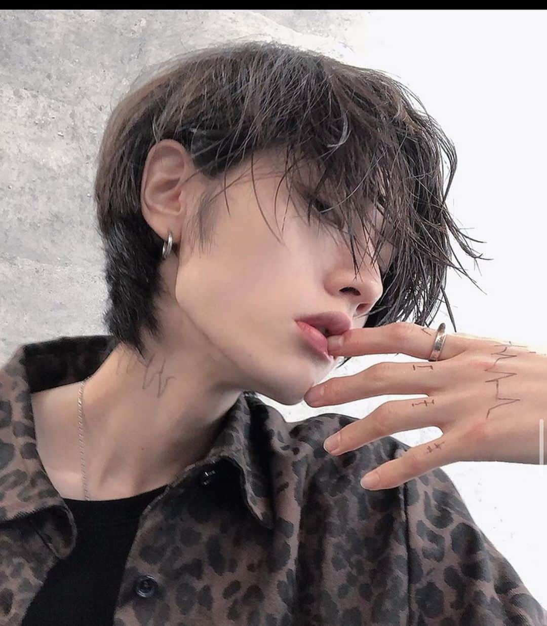 齋藤正太さんのインスタグラム写真 - (齋藤正太Instagram)「Wet hair✖️ミリタリー  指輪はハンドメイド  ＃センターパート #メンズファッション #イケメン #美容師#bts #韓国ヘア #メンズヘア #美容院#美容室#パーマ#スパイラルパーマ#ハイトーンカラー#ブリーチ#ウルフ#マッシュ#メンズセット#ulzzang#髪型#メンズパーマ #アニメ好きな人と繋がりたい#メンズファッション #お洒落さんと繋がりたい#ウルフ#ulzzangboy #センターパート#メンズカラー#かきあげ前髪#コンマヘア＃ヘアセット」8月1日 8時00分 - signal8756