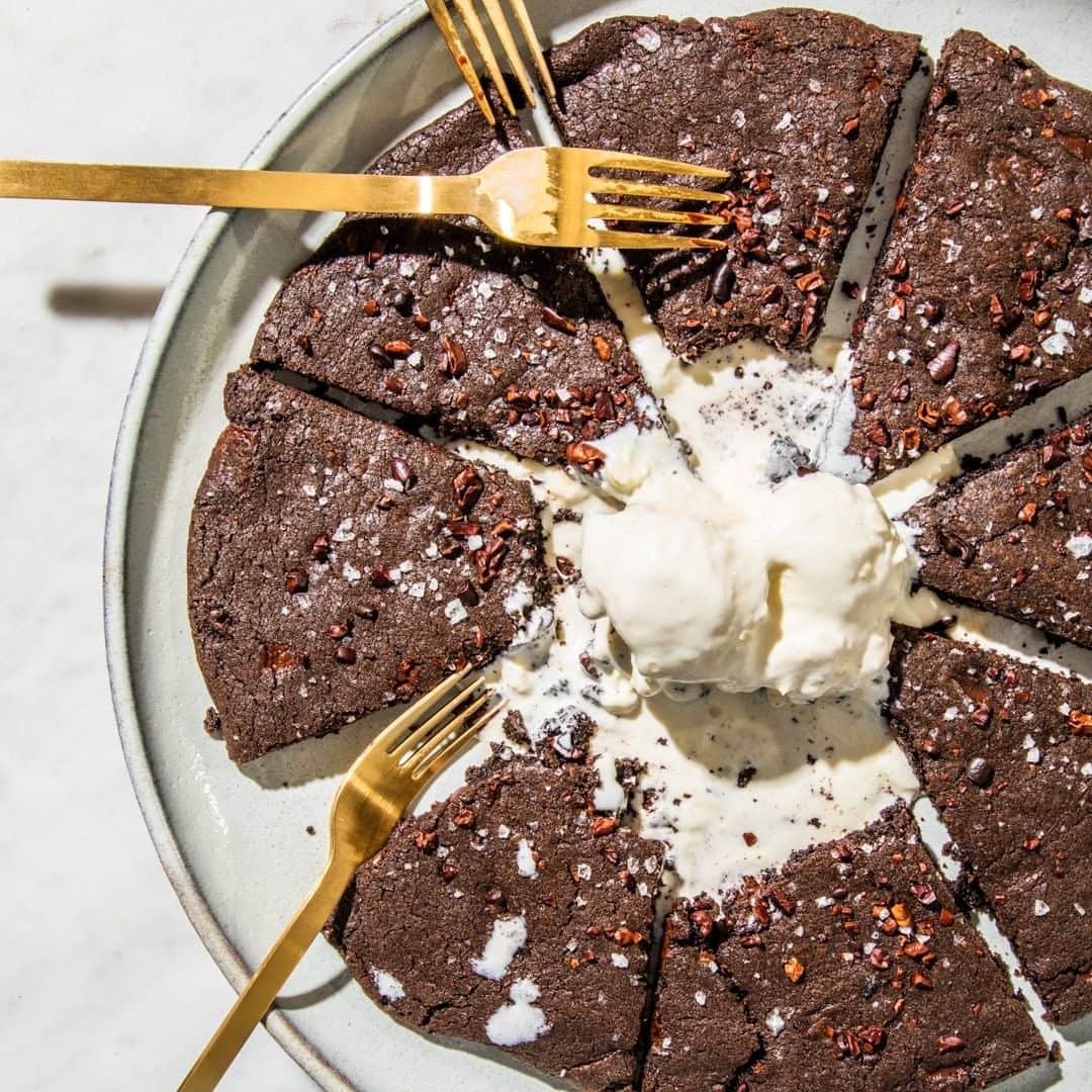 Food & Wineさんのインスタグラム写真 - (Food & WineInstagram)「This impressively oversized dark cocoa cookie is the perfect weekend cookie: the slices are just as good topped with ice cream for dessert as they are sliced and packed for a picnic in the park. Tap the link in our bio (and through our story for the recipe, and get your flaky salt ready! 📷: @sarahecrowder」8月1日 8時01分 - foodandwine