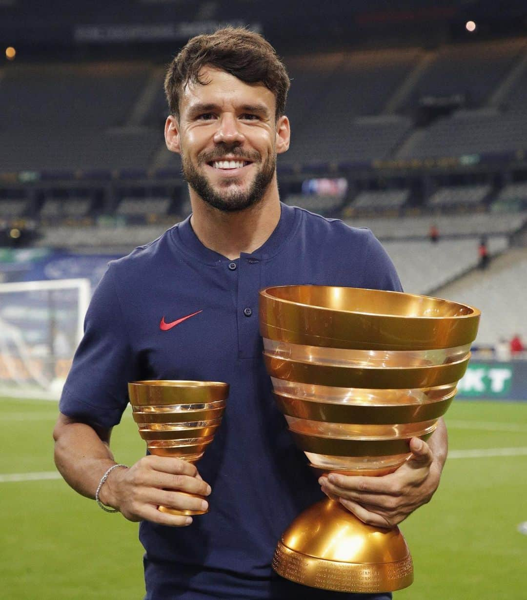 ファン・ベルナトのインスタグラム：「+1🏆!! ALLEZ 🔴🔵 @psg」