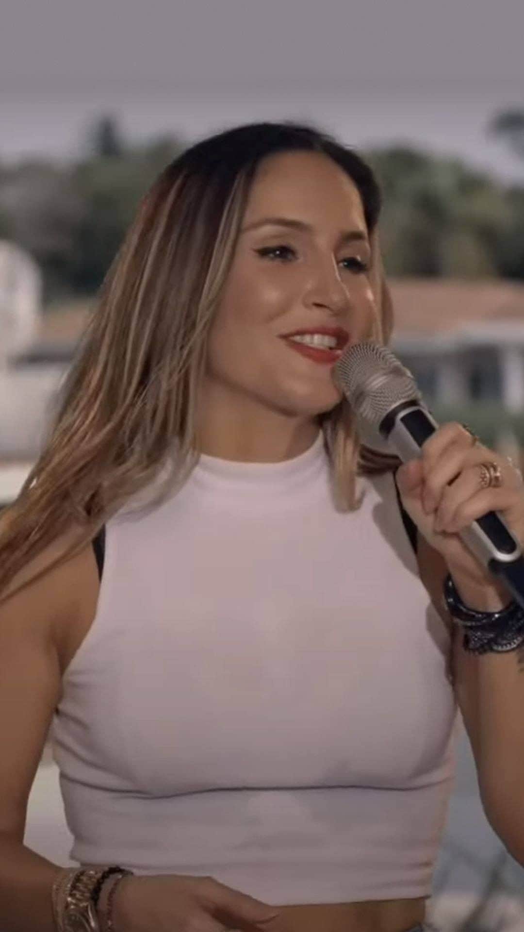 Claudia Leitteのインスタグラム：「Não dizem que alegria dividida é alegria multiplicada? Olha quem chegou junto na minha live de aniversário: @anygabriellyofficial, @dennisdjoficial, @mczaac, @hungria_oficial, @jo_musica, @danilosouzagran2, @leosantana, @loreimprota, @beraofficial, @jperryofficial e @djfreestylesteve 😍😍😍😍」