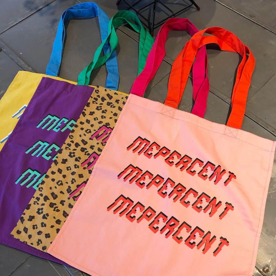 Me%さんのインスタグラム写真 - (Me%Instagram)「new arrival ———— MEPERCENTカラフルロゴトート(item896201)  ¥990＋TAXトートが入荷。 カラフルでロゴ配色がとっても可愛いデザイン。 デイリーにも、エコバッグにも、サブトートバッグにもおすすめ。 ————— #mepercent #bag  #totebag  #トートバッグ #エコバッグ」8月1日 8時18分 - me_percent