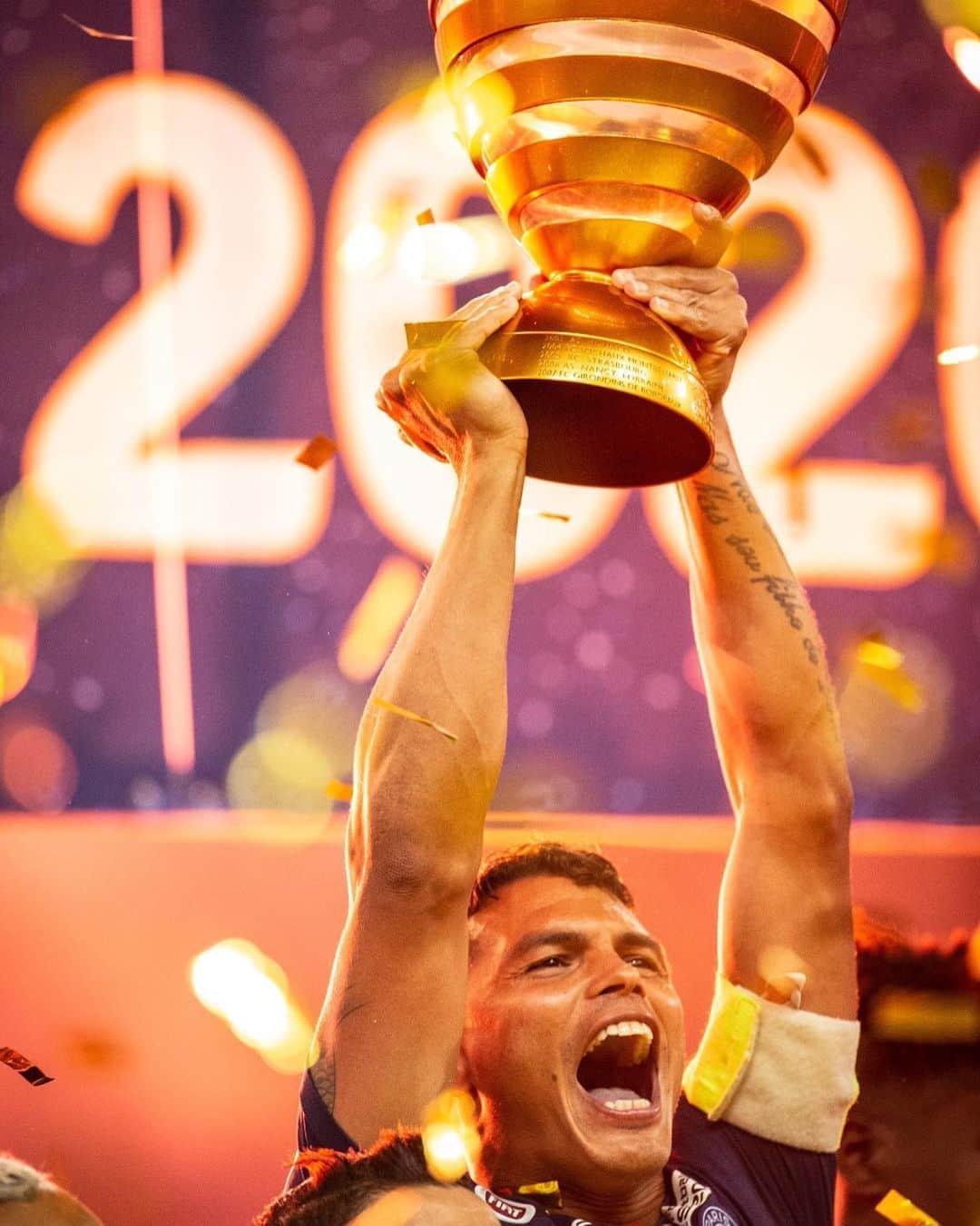 チアゴ・シルヴァのインスタグラム：「2014, 2015, 2016, 2017, 2018, 2020 🏆 #CoupeDeLaLigue , 🔴🔵 Un grand merci à mes coéquipiers, aux supporters, à ma famille, à mes amis et à Dieu 🙏🏽 Ici c’est Paris !! 🔴🔵 25 ème titre avec le @psg 📸 by @nogueirafoto  . . . • • • • #StadeDeFrance #ParisSaintGermain #ThiagoSilva #PSG #IciCestParis #TS2 #DefenseurCentral #Capitão #Capitaine #CoronaOut #StopCorona #IciCestParis #PSG #EquipePSG #PSGTeam #PSGlife #PSGforever #StayHealthy #OMonstro #PSGOL #AllezParis #CDL #FinaleCDLBKT #CoupeDeLaLigue #Vainqueurs」
