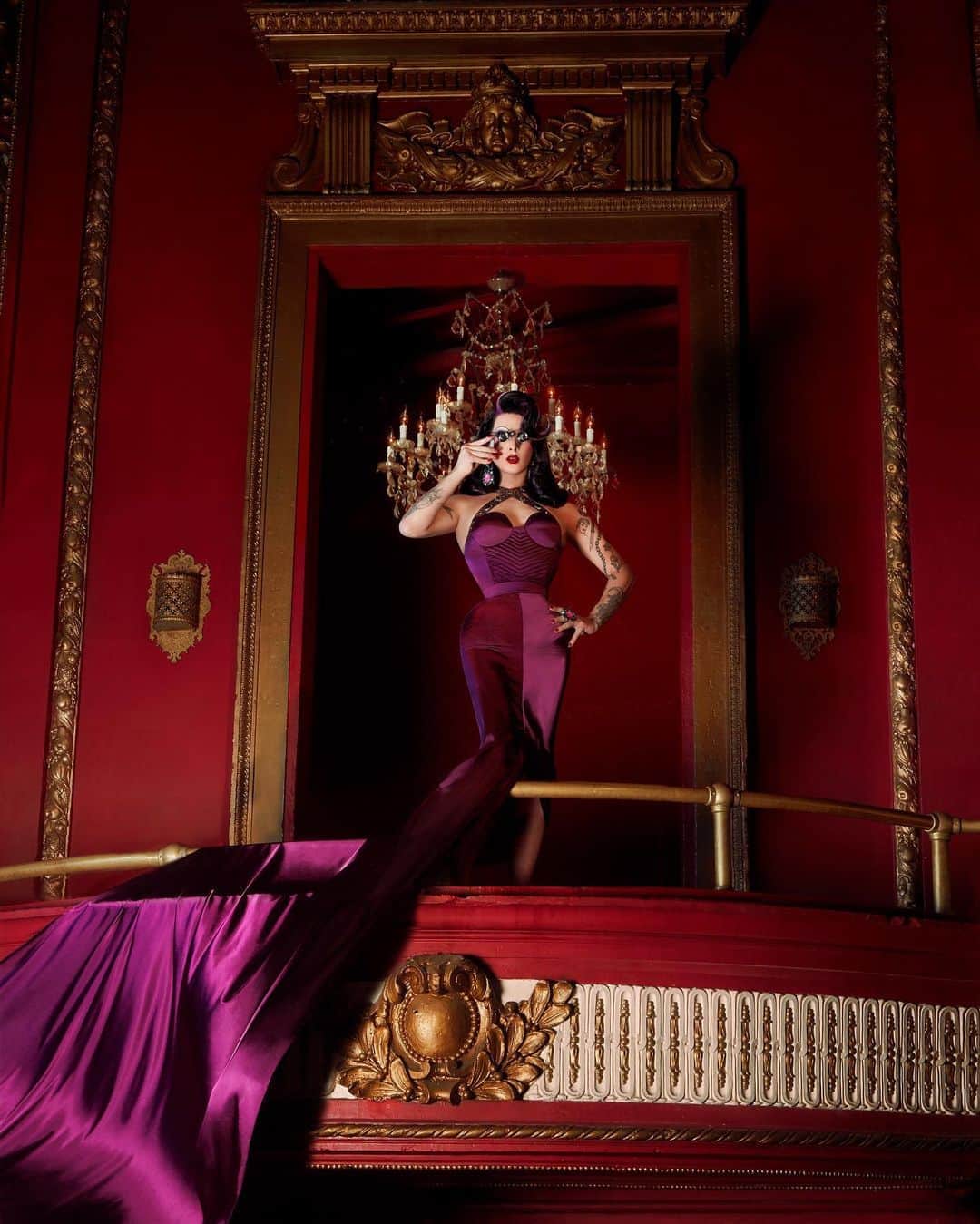 ヴァイオレット・チャチキのインスタグラム：「Have you seen my DIGITAL FOLLIES show? It’s available now to stream directly from Violetchachki.com!  So happy with how it turned out and I hope you all enjoy it 💋💜  Photo by @sanchezzalba」